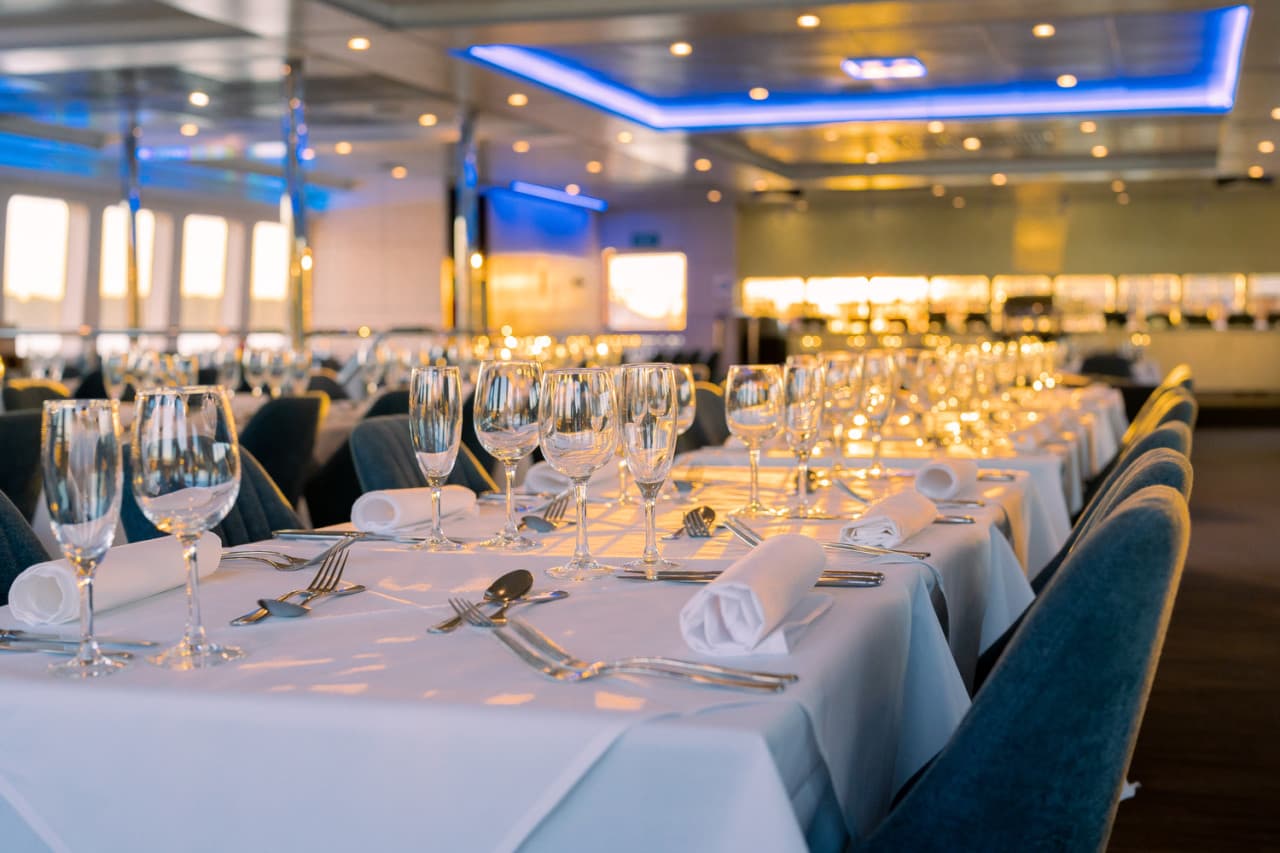 Sydney Harbour Lunch Cruise aboard Magistic Cruises from Darling Harbour - სურათი 5