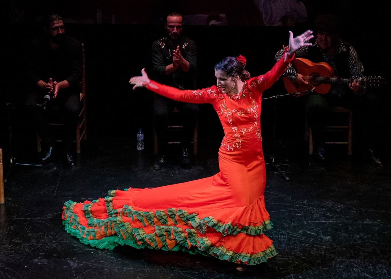 Seville Highlights Tour: Royal Alcazar of Seville, Triana Bridge, Flamenco Show - სურათი 3