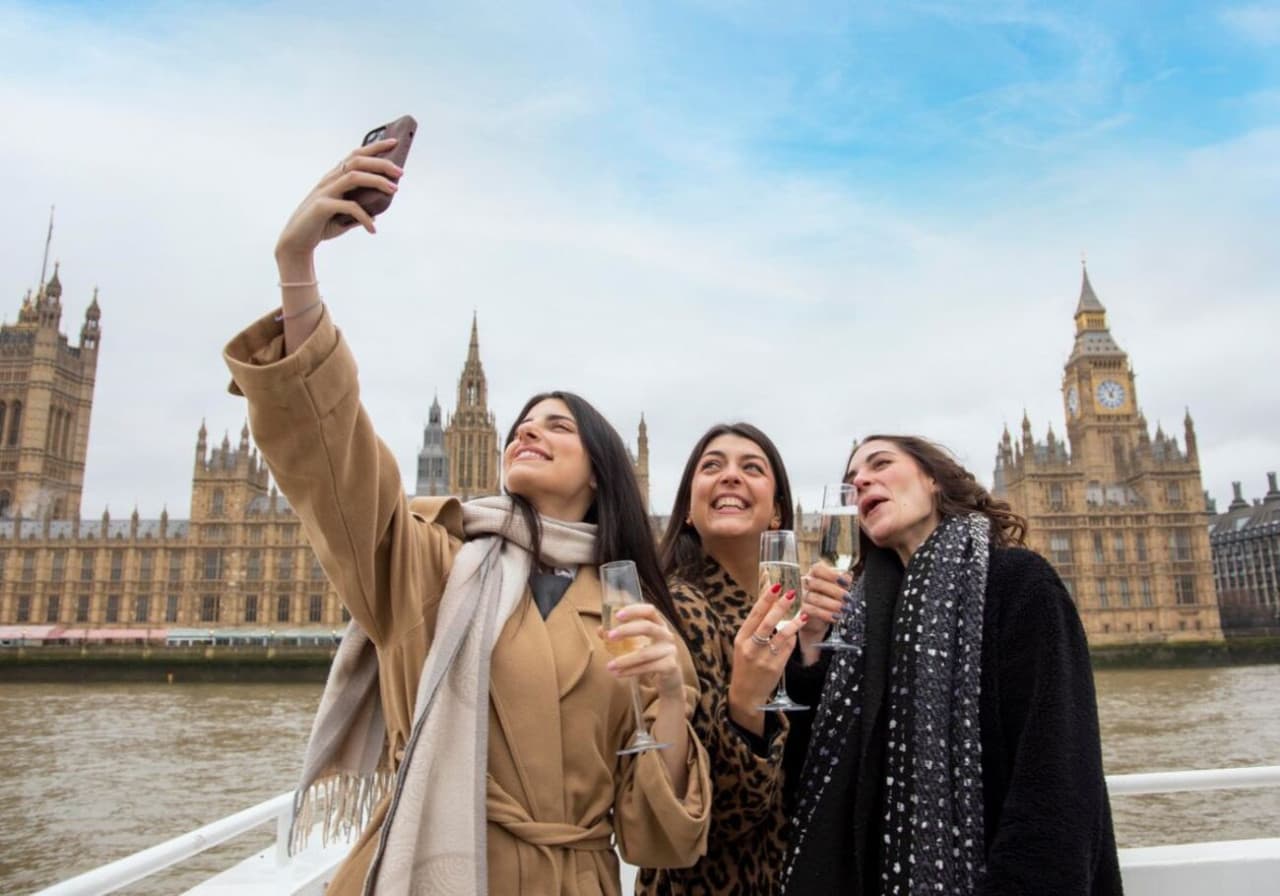 London Day Dining Cruise on the River Thames by City Cruises - სურათი 2