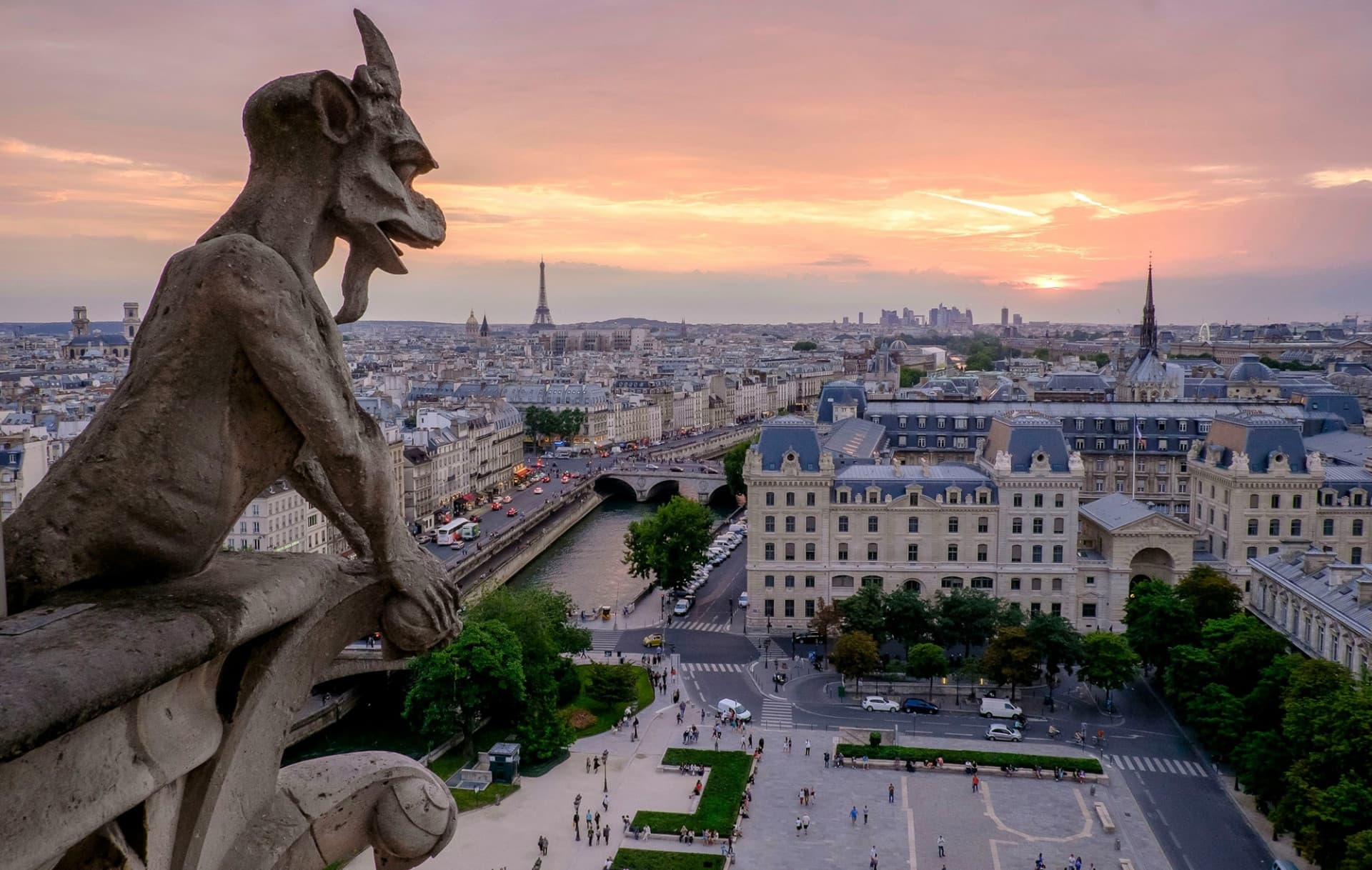 Notre Dame Exterior Tour with English- or Spanish-Speaking Guide & Cathedral Entry - სურათი 5