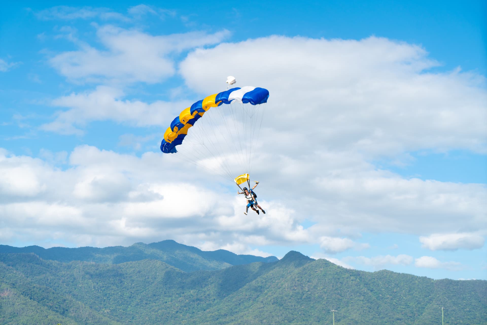 Tandem Skydiving Experience Cairns - მთავარი სურათი