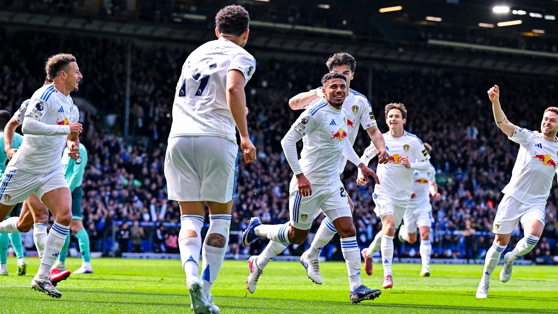 Premier League Football - Leeds United FC Match Ticket at Elland Road Stadium - მთავარი სურათი