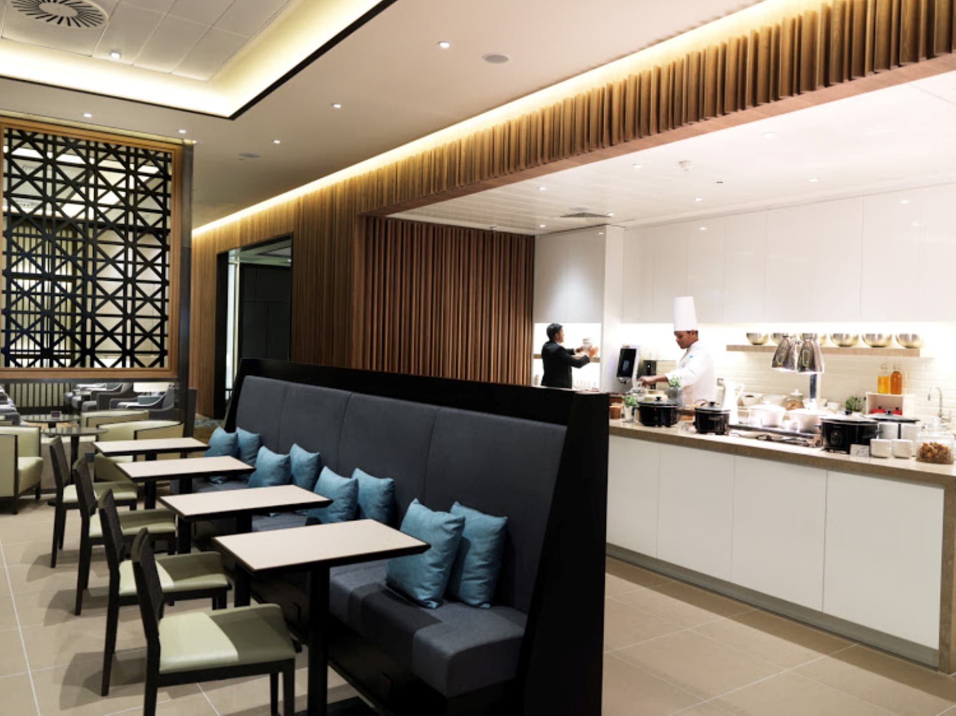 Plaza Premium Lounge - London Heathrow Airport Terminal 2 - სურათი 4