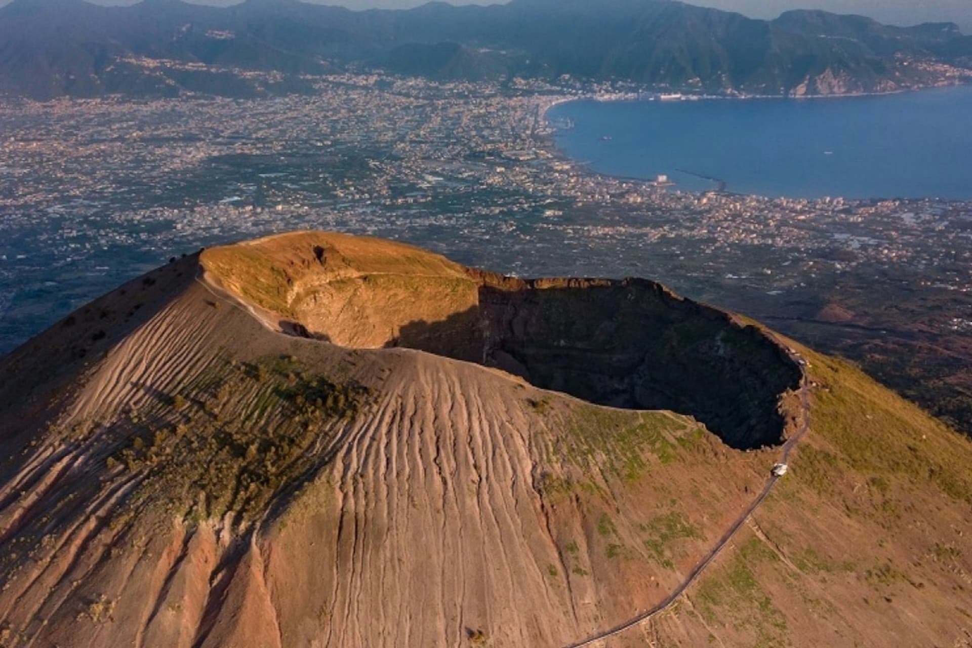Mount Vesuvius: Vesuvio Park Entry + Roundtrip from Ercolano - მთავარი სურათი