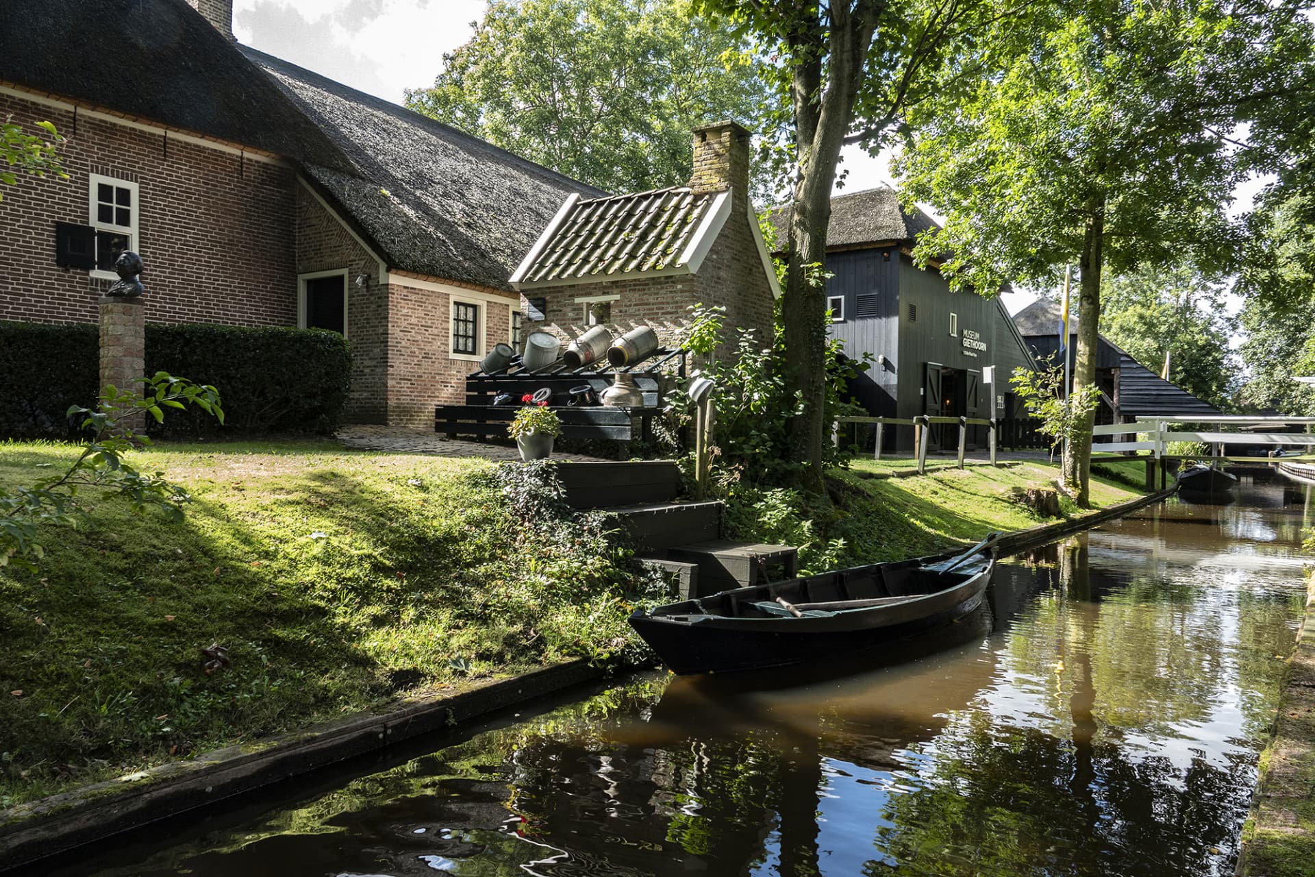 Giethoorn Full-Day Tour from Amsterdam with Canal Cruise and Self-Guided Walking Tour - სურათი 9