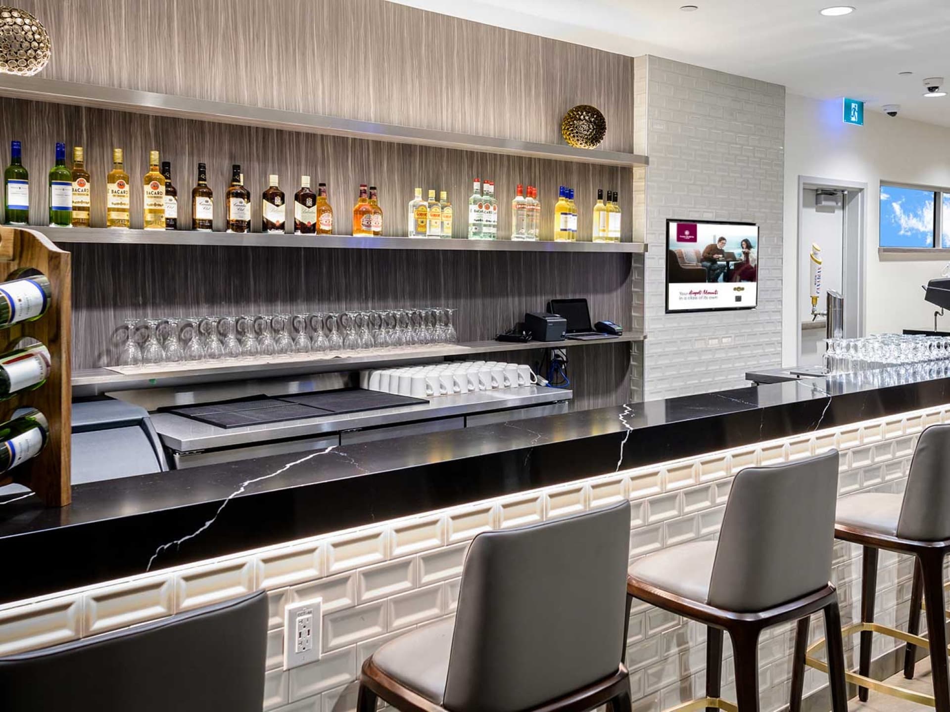 Plaza Premium Lounge - Toronto Pearson International Airport Terminal 1 - მთავარი სურათი