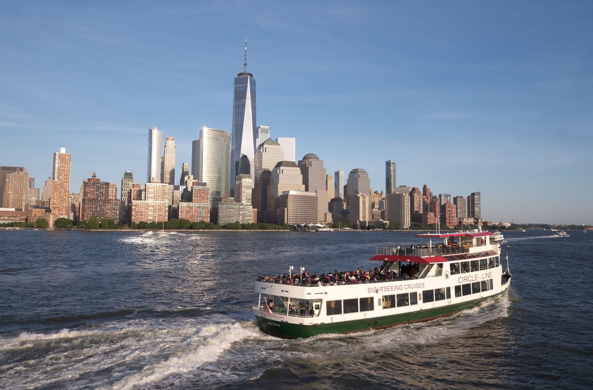 Circle Line "NYC Landmarks" Sightseeing Cruise (1.5 hours): Reserved Straight-to-Board Ticket - სურათი 8