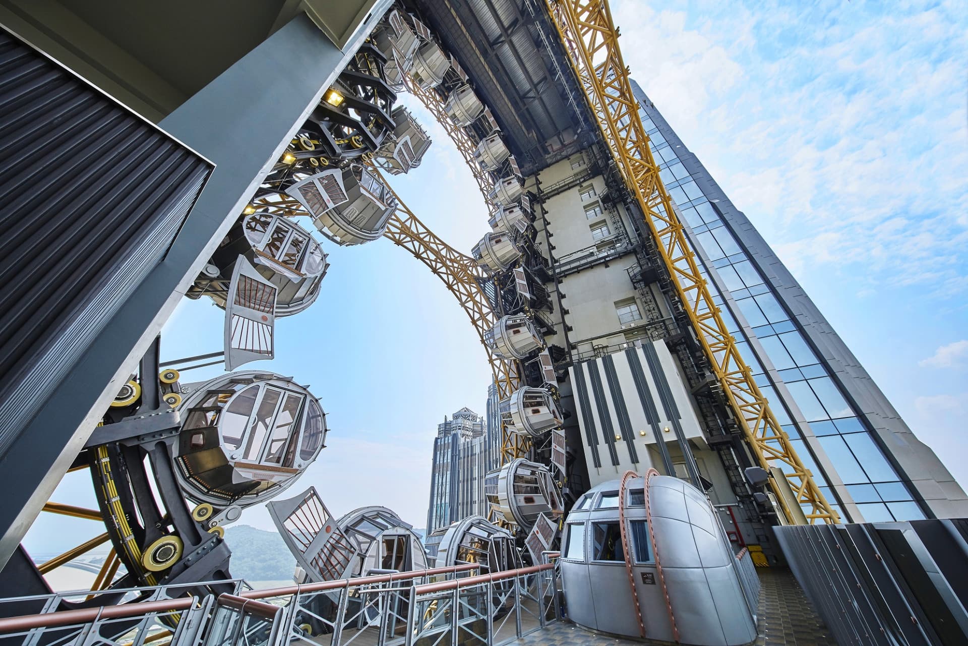 Studio City Macau Golden Reel Ferris Wheel - სურათი 5