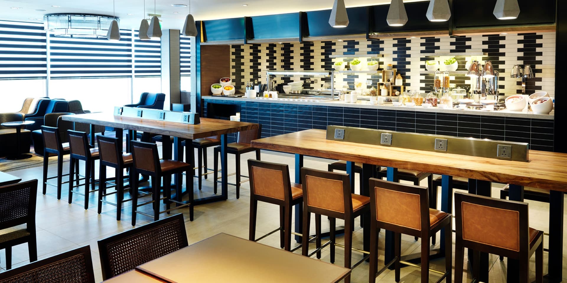 Plaza Premium Lounge - London Heathrow Airport Terminal 4 - სურათი 4