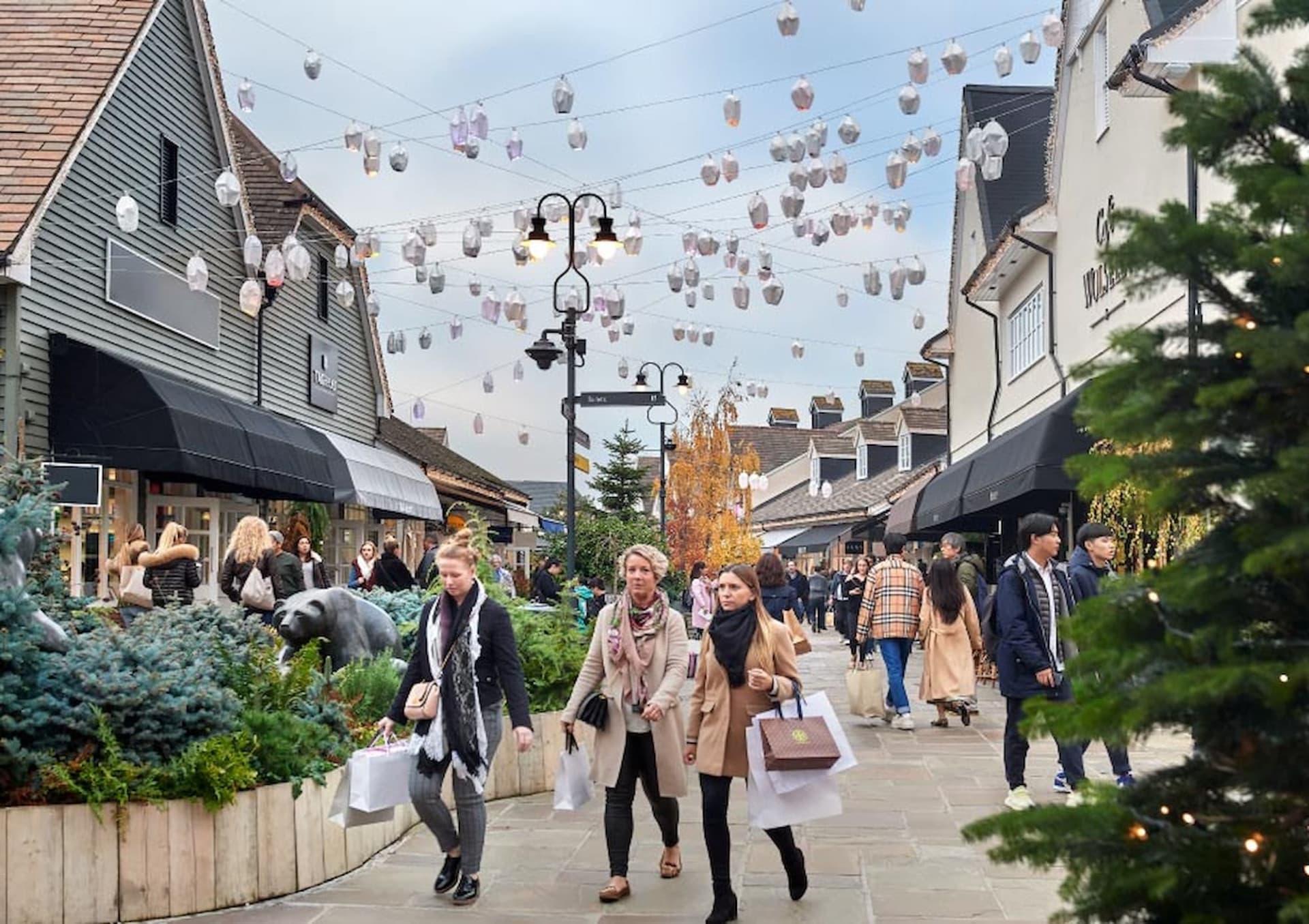 Bicester Village Shopping with Round Trip Rail Transfers from London - სურათი 2