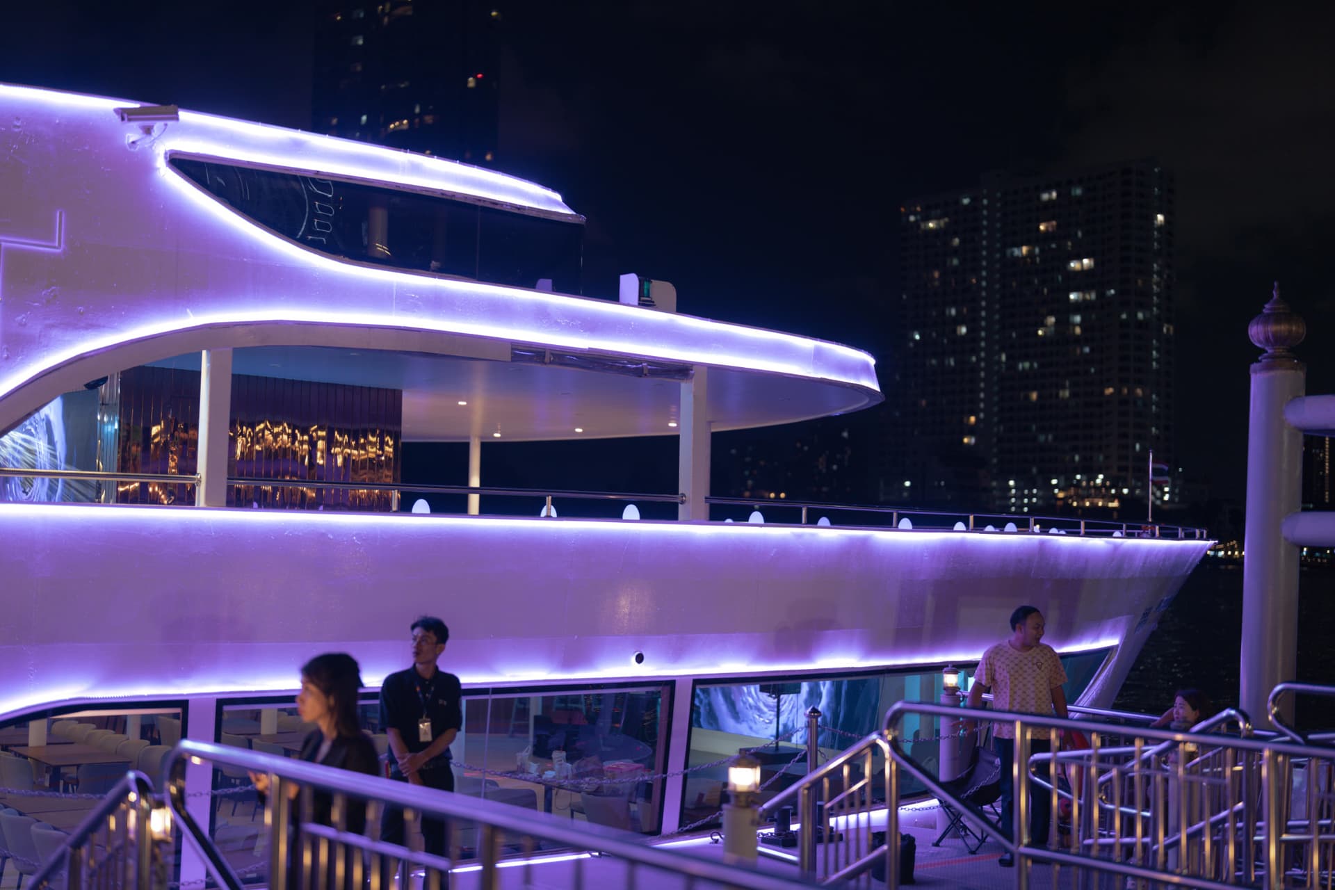 Chao Phraya River Dinner Cruise aboard The Planet Cruise - სურათი 11