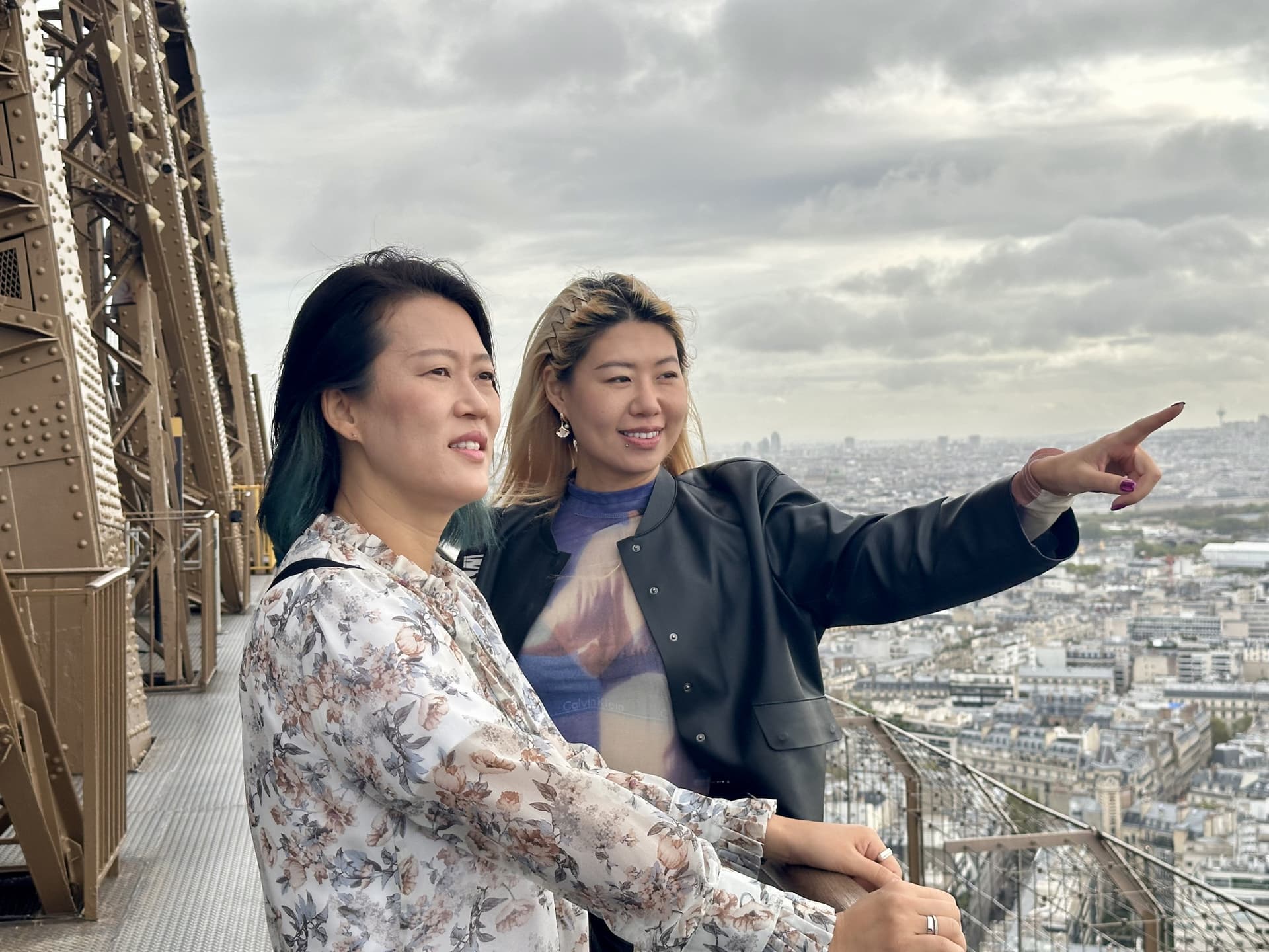 Eiffel Tower Guided Tour With Summit Entry + Seine River Cruise - სურათი 3