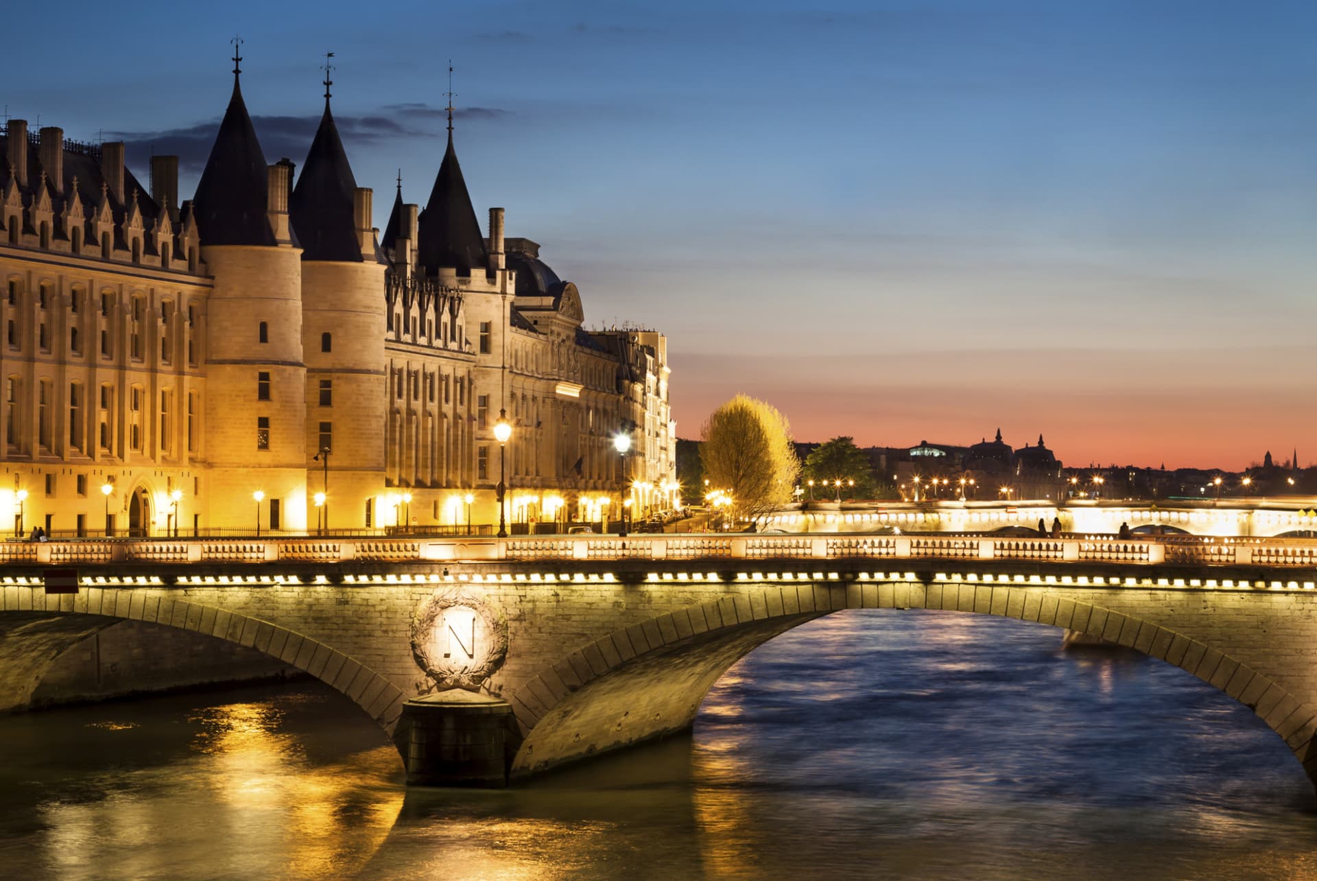 Paris Illuminations Night Bus Tour and Eiffel Tower Reserved Access - სურათი 5