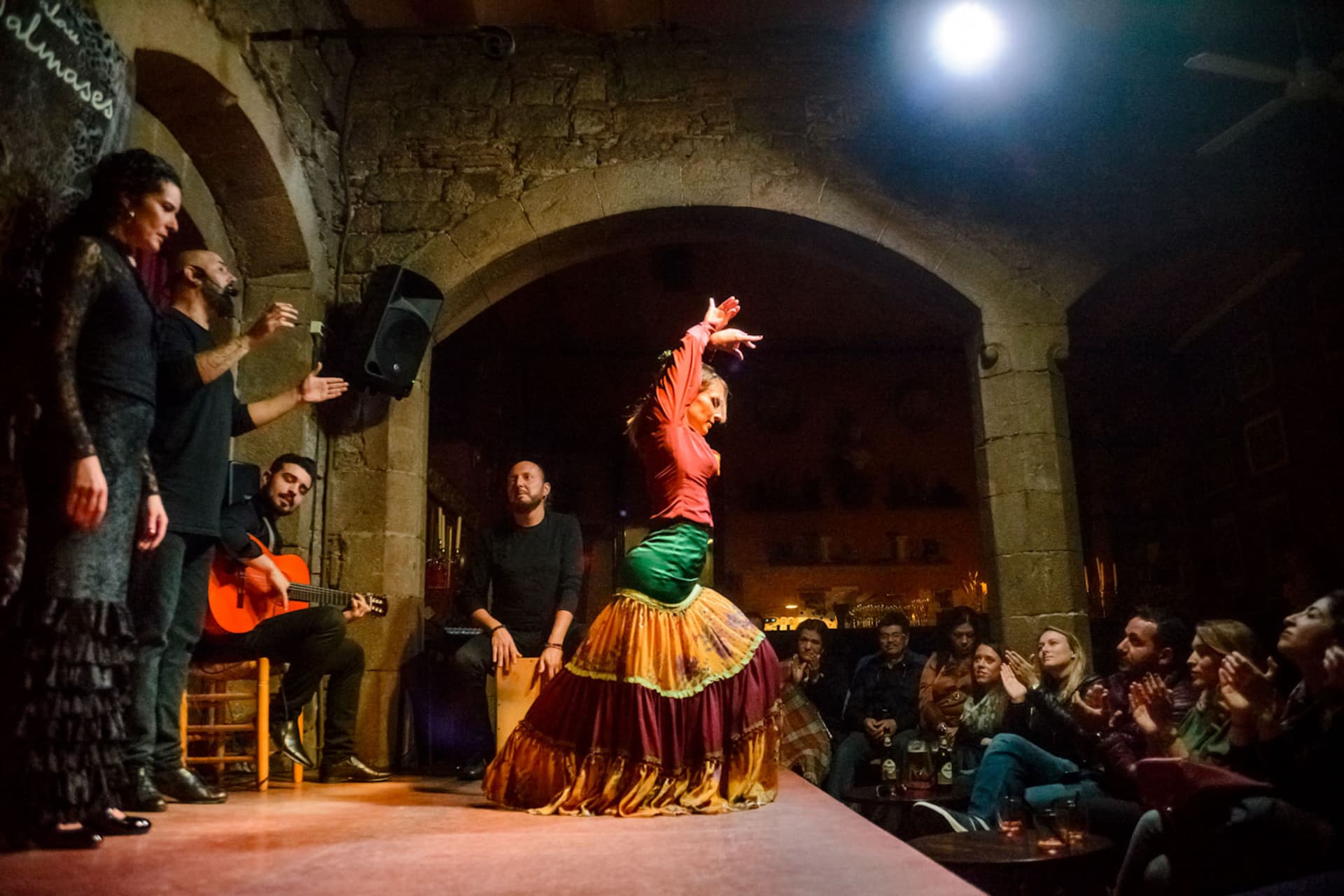 Barcelona Old Town Walking Tour with Flamenco Show and Tapas Dinner - სურათი 2