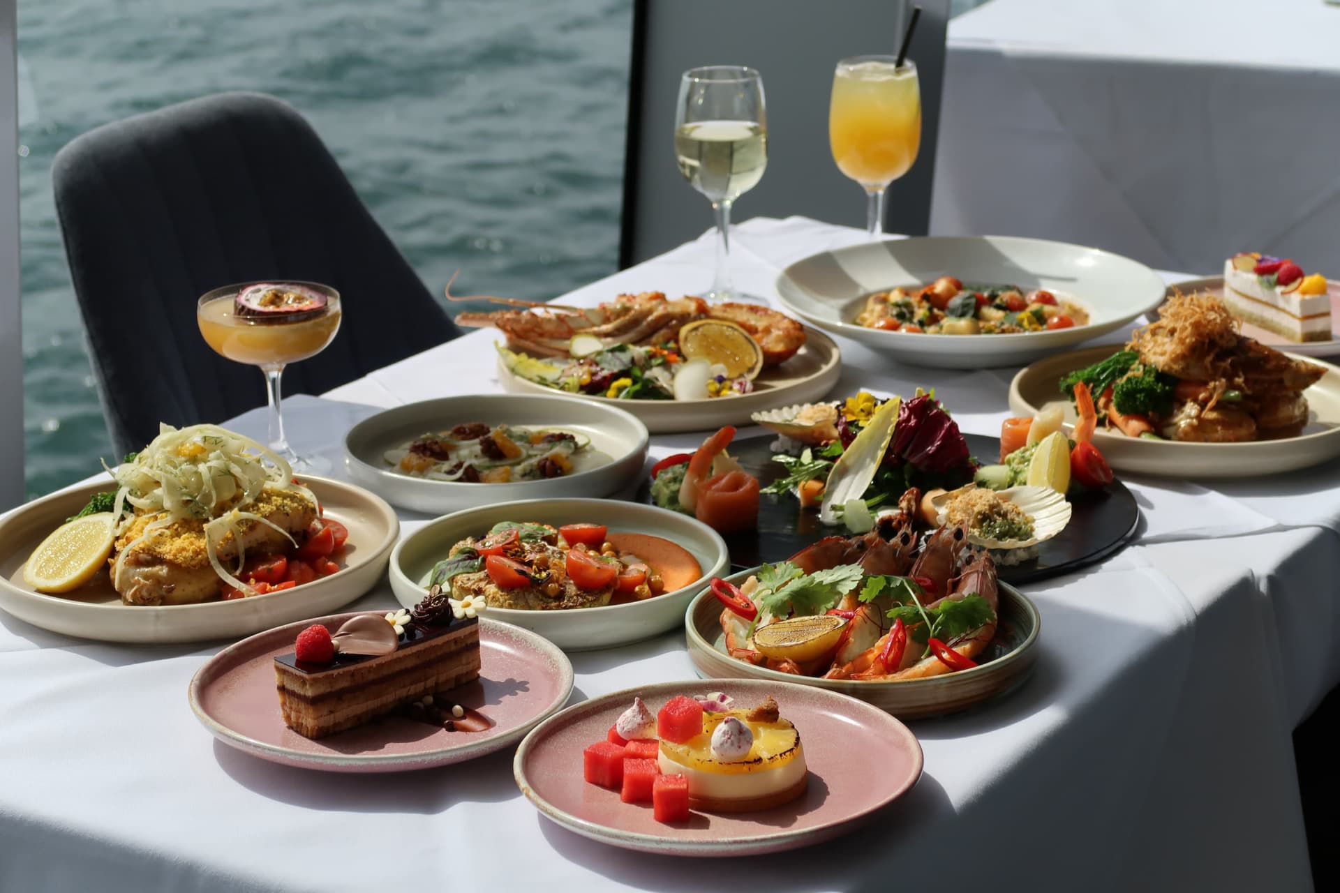 Sydney Harbour Glass Boat Dinner Cruise with Wine Pairing - სურათი 3