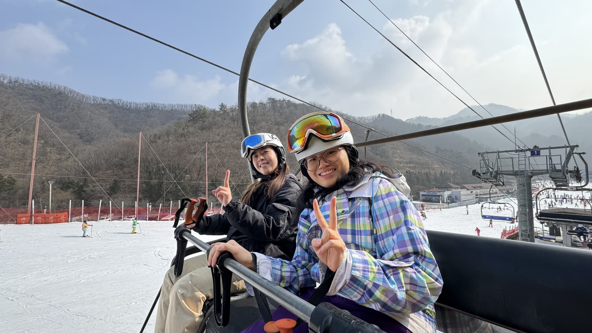 Vivaldi Park Winter Ski and Eobi Ice Valley Day Tour from Seoul - სურათი 8