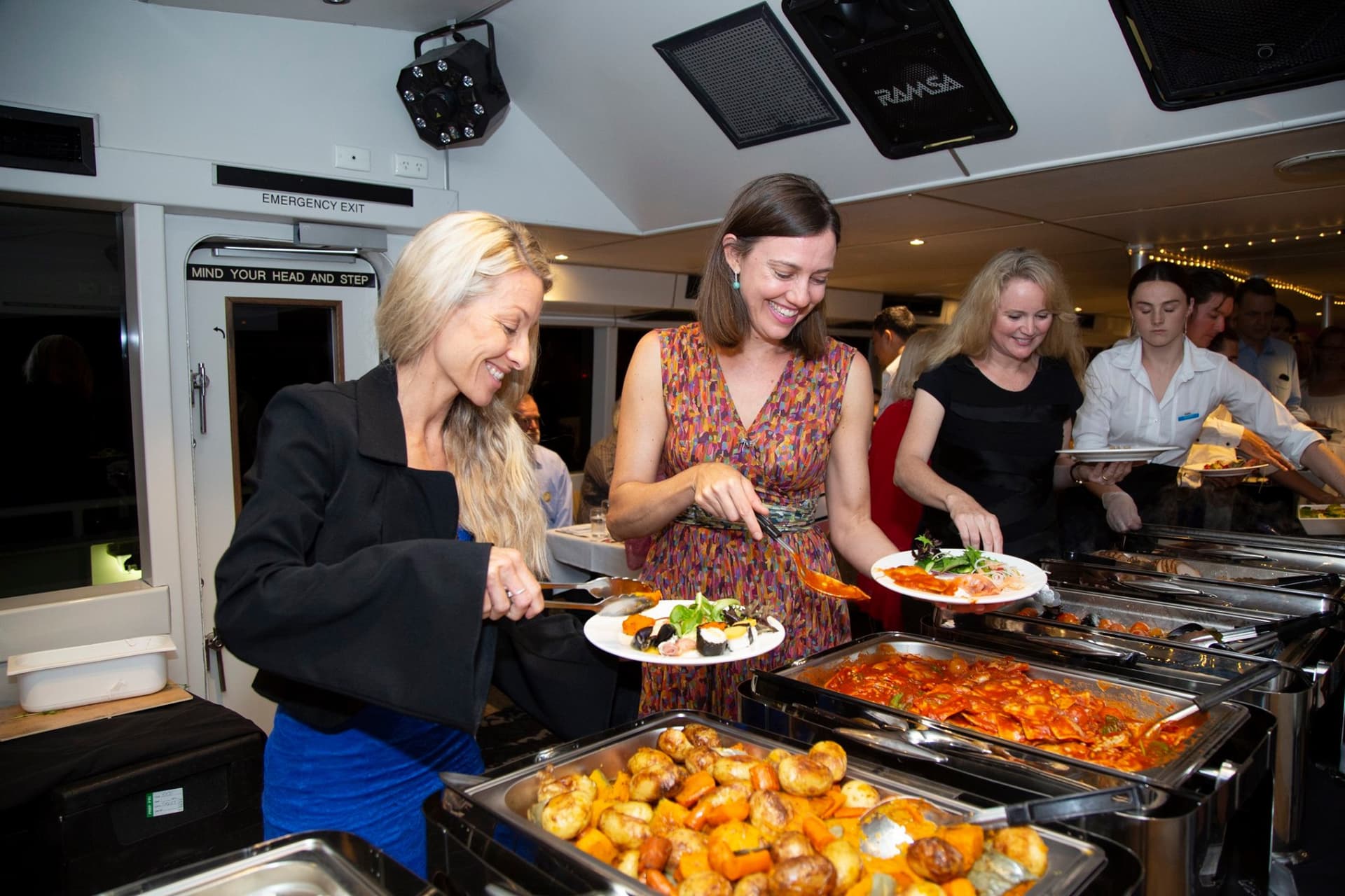 Captain Cook Cruises - Swan River Dinner Cruise - სურათი 4