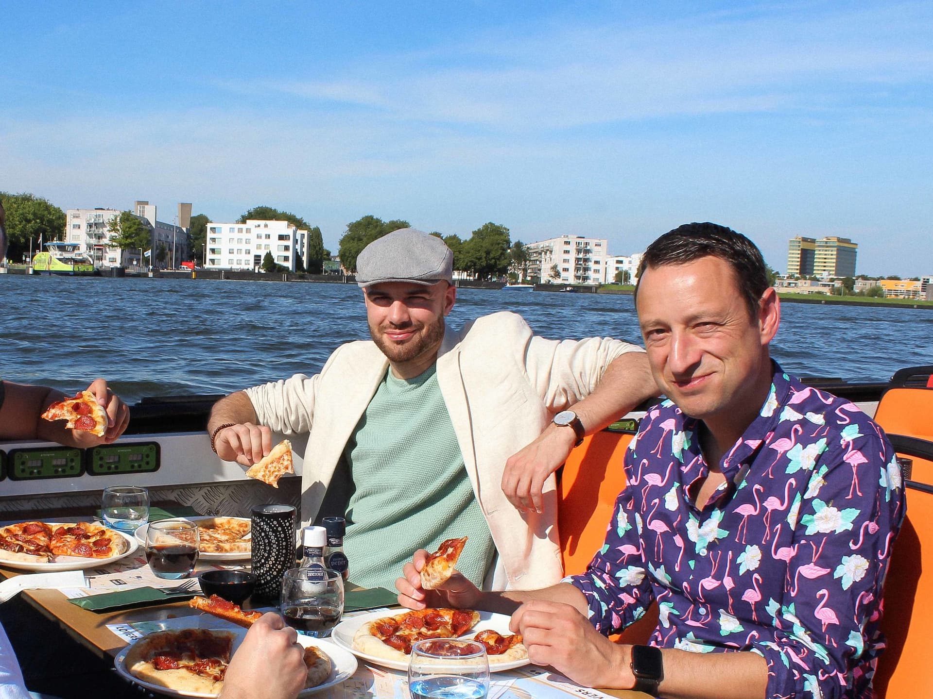 Amsterdam Canal Cruise Ticket with New York Pizza and Drinks - მთავარი სურათი