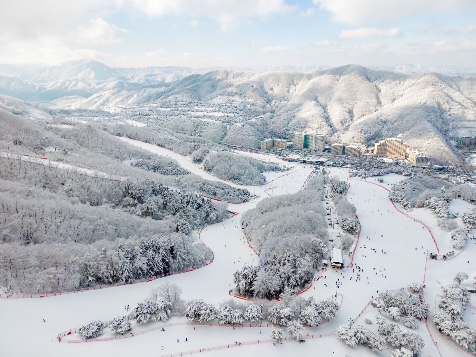 Vivaldi Park Winter Ski and Eobi Ice Valley Day Tour from Seoul - სურათი 5