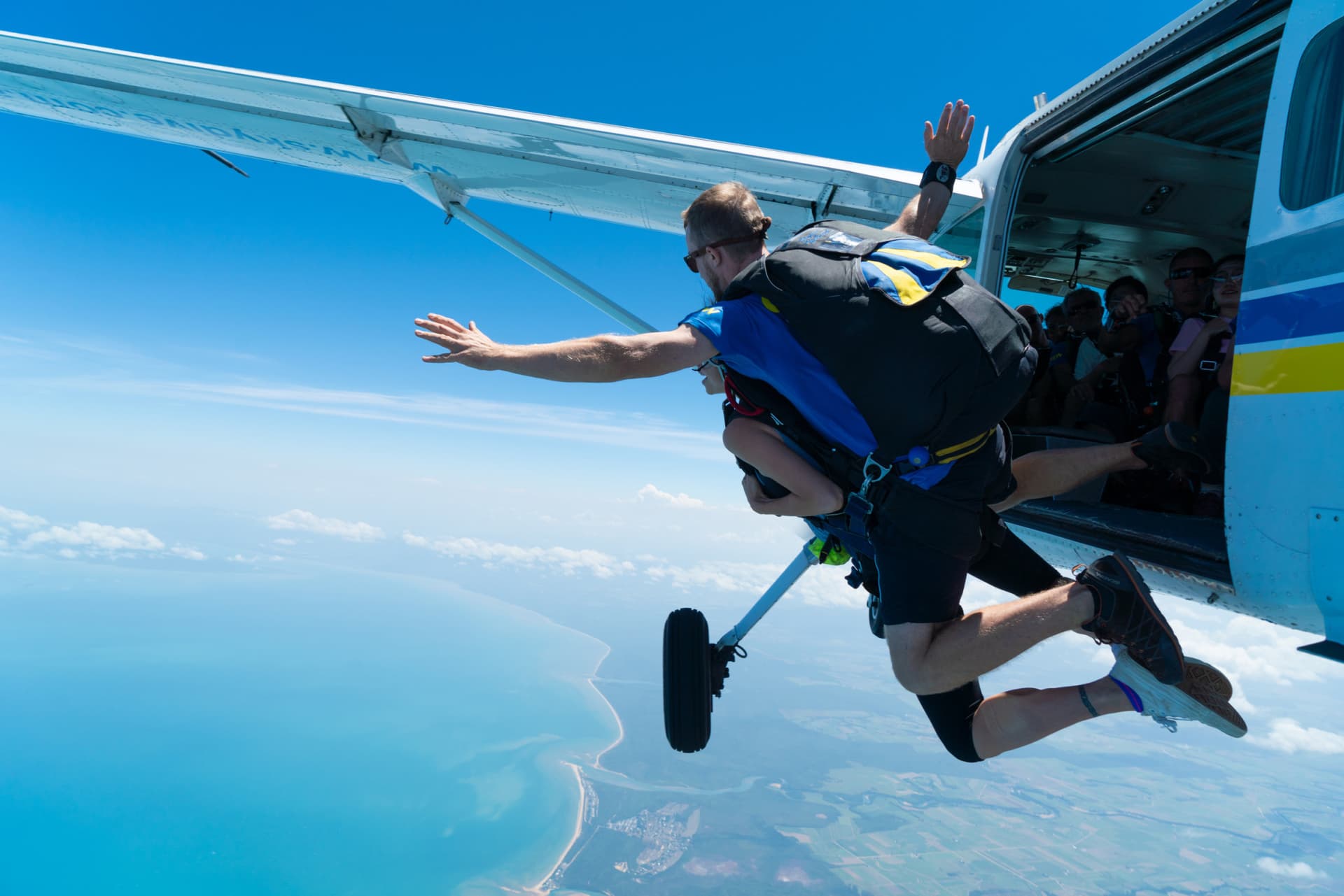 Tandem Skydiving Experience Mission Beach - სურათი 7