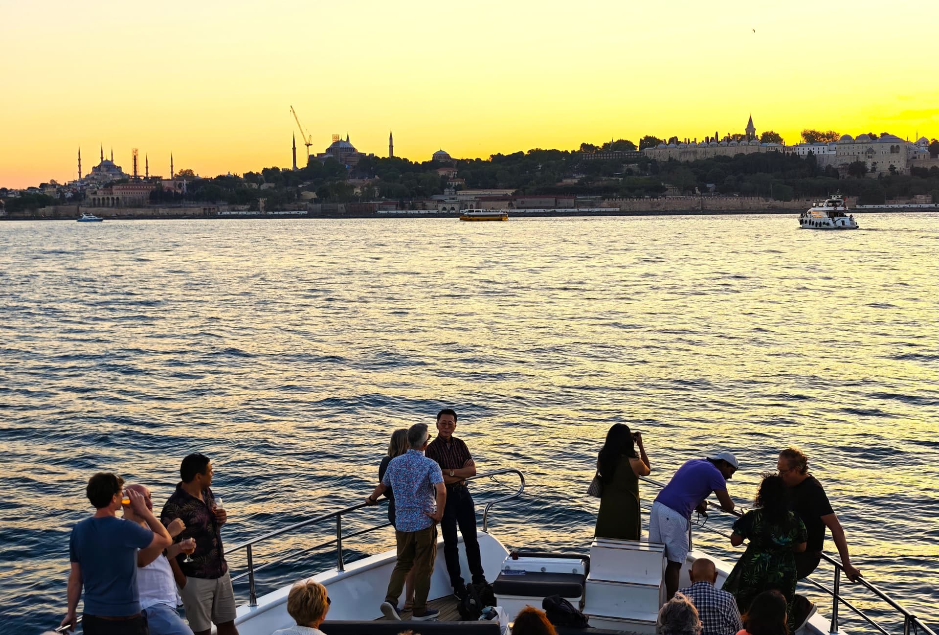 Bosphorus Sightseeing Cruise on a Luxury Yacht - სურათი 5