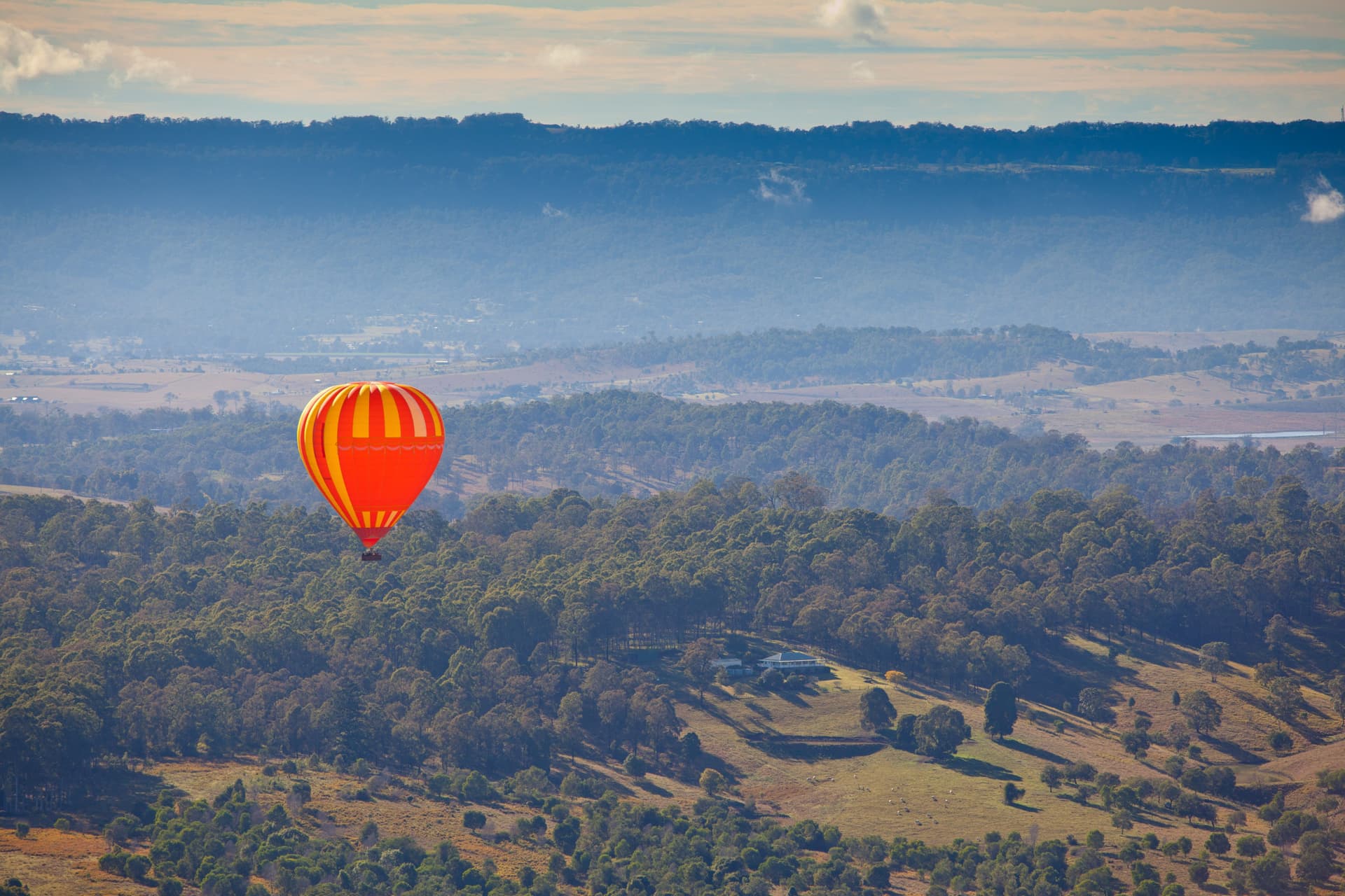 Sunrise Hot Air Balloon Flight over Brisbane with Vineyard Breakfast - მთავარი სურათი