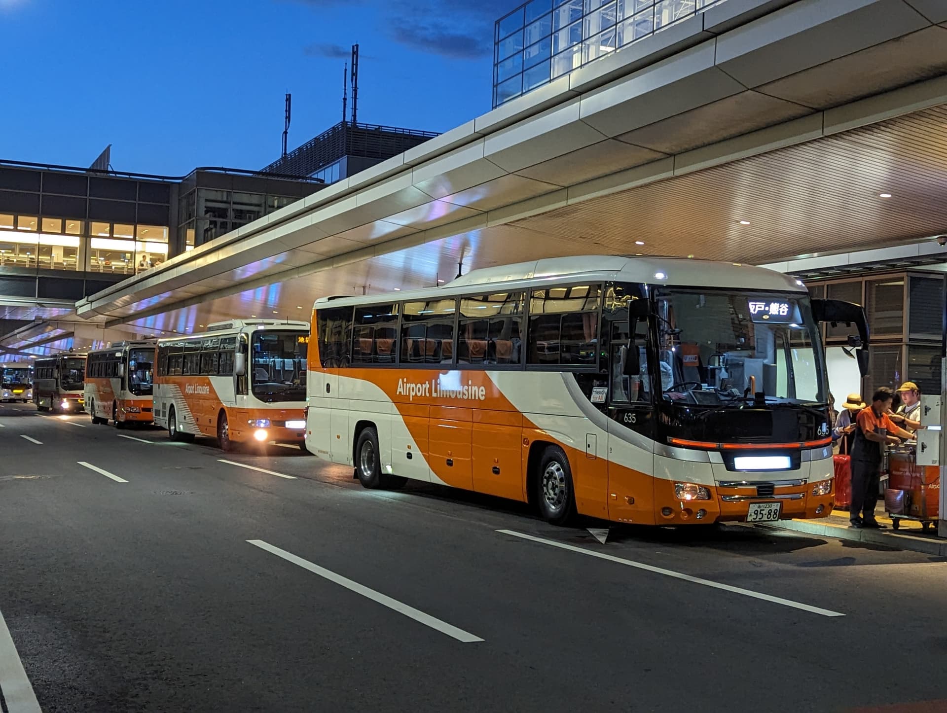Haneda Airport Limousine Bus Transfers - სურათი 6