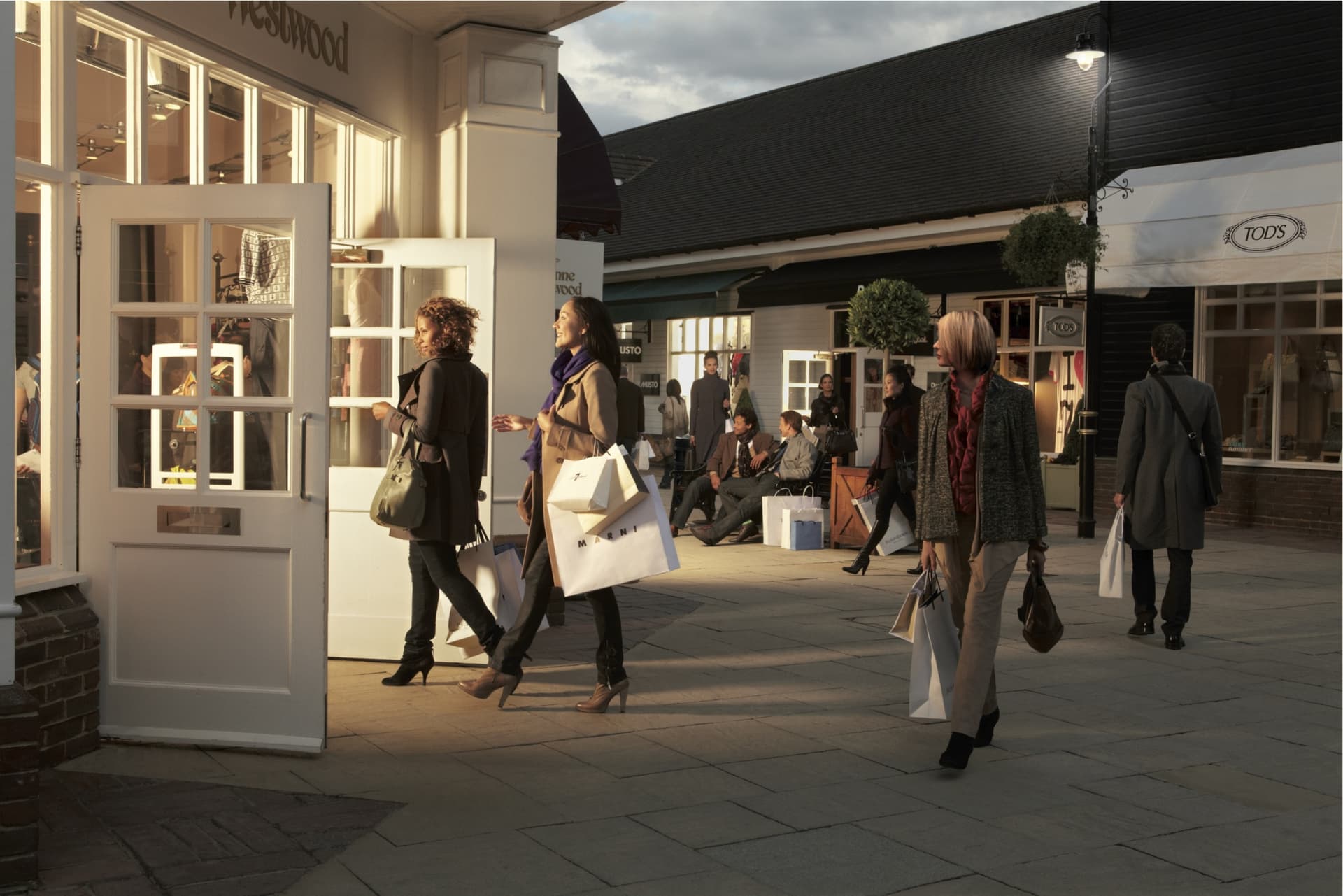 Bicester Village Shopping with Round Trip Rail Transfers from London - სურათი 3