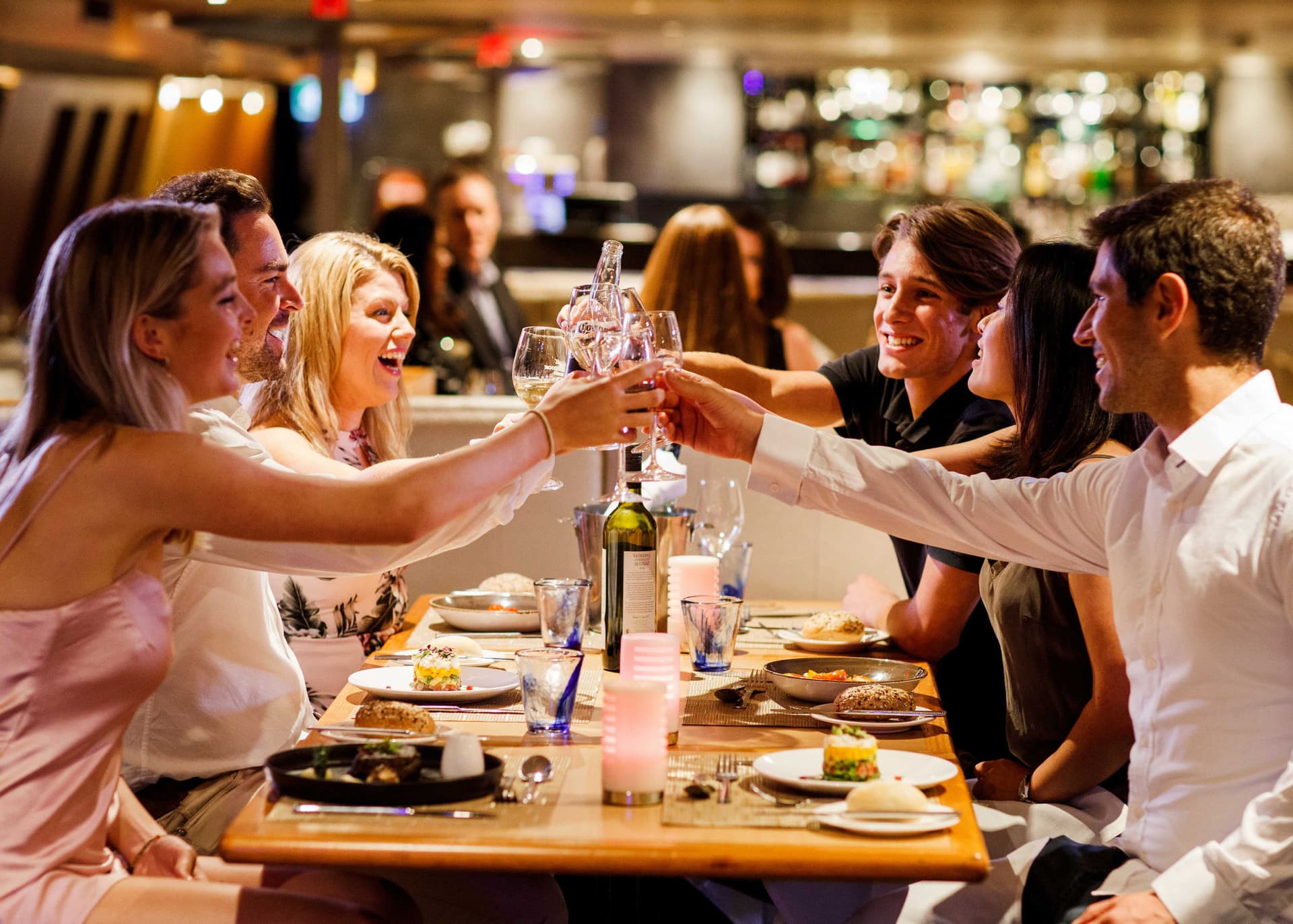 Sydney Harbour Sunset Dinner Cruise aboard Captain Cook Cruises - სურათი 7