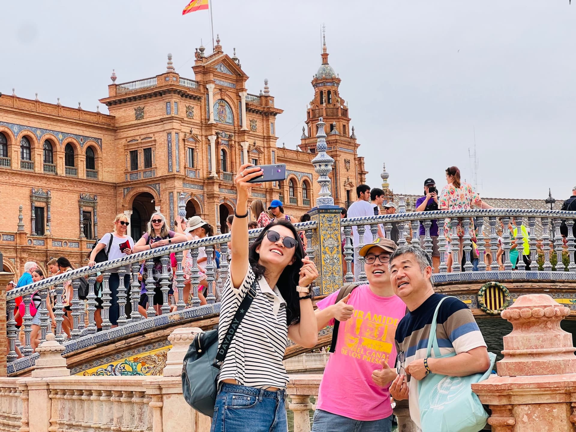 Seville Highlights Tour: Royal Alcazar of Seville, Triana Bridge, Flamenco Show - სურათი 5