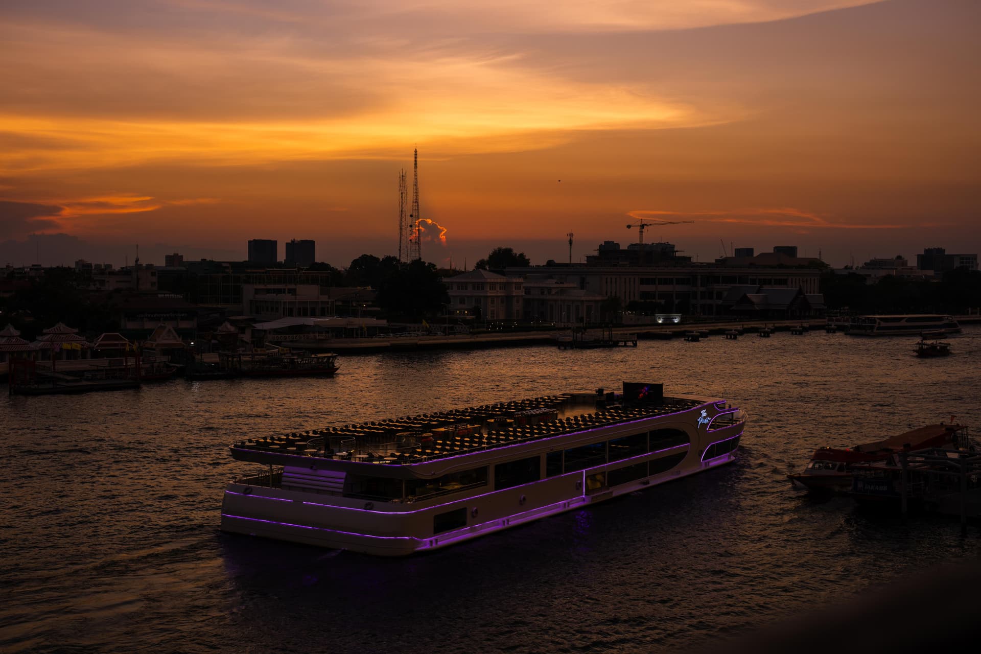 Chao Phraya River Dinner Cruise aboard The Planet Cruise - სურათი 4