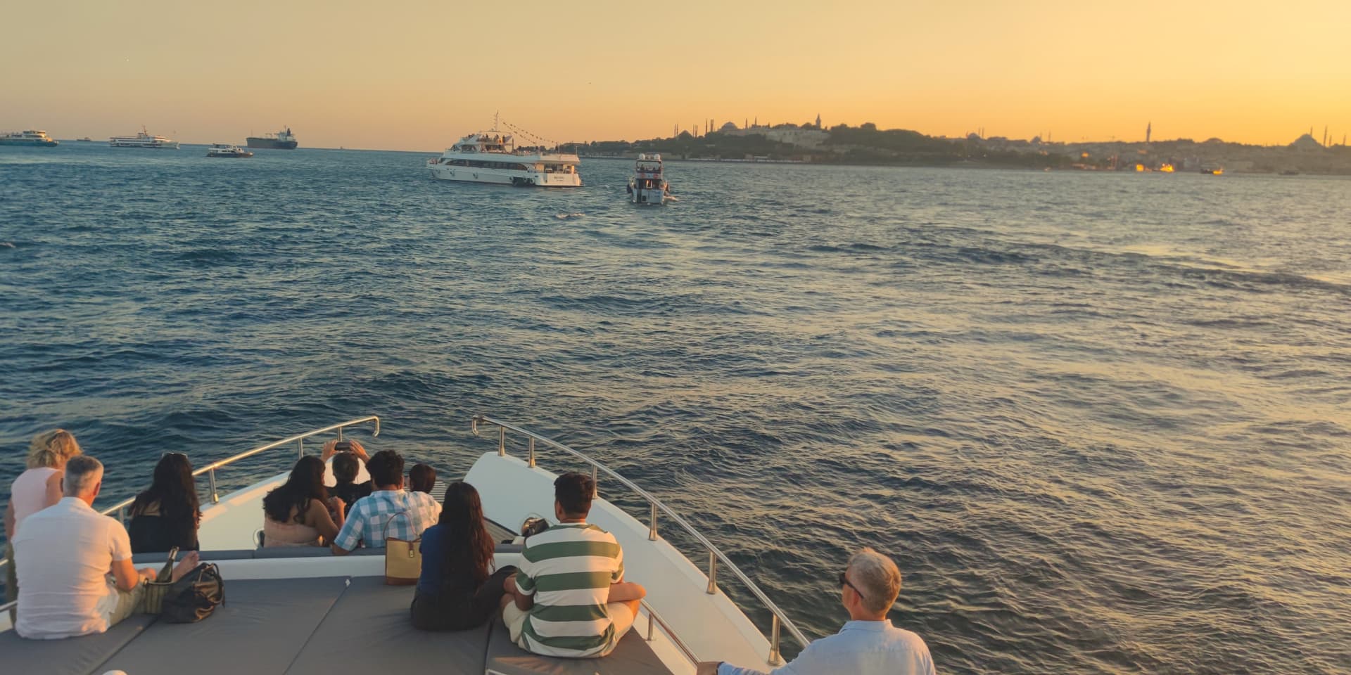 Bosphorus Sightseeing Cruise on a Luxury Yacht - სურათი 2