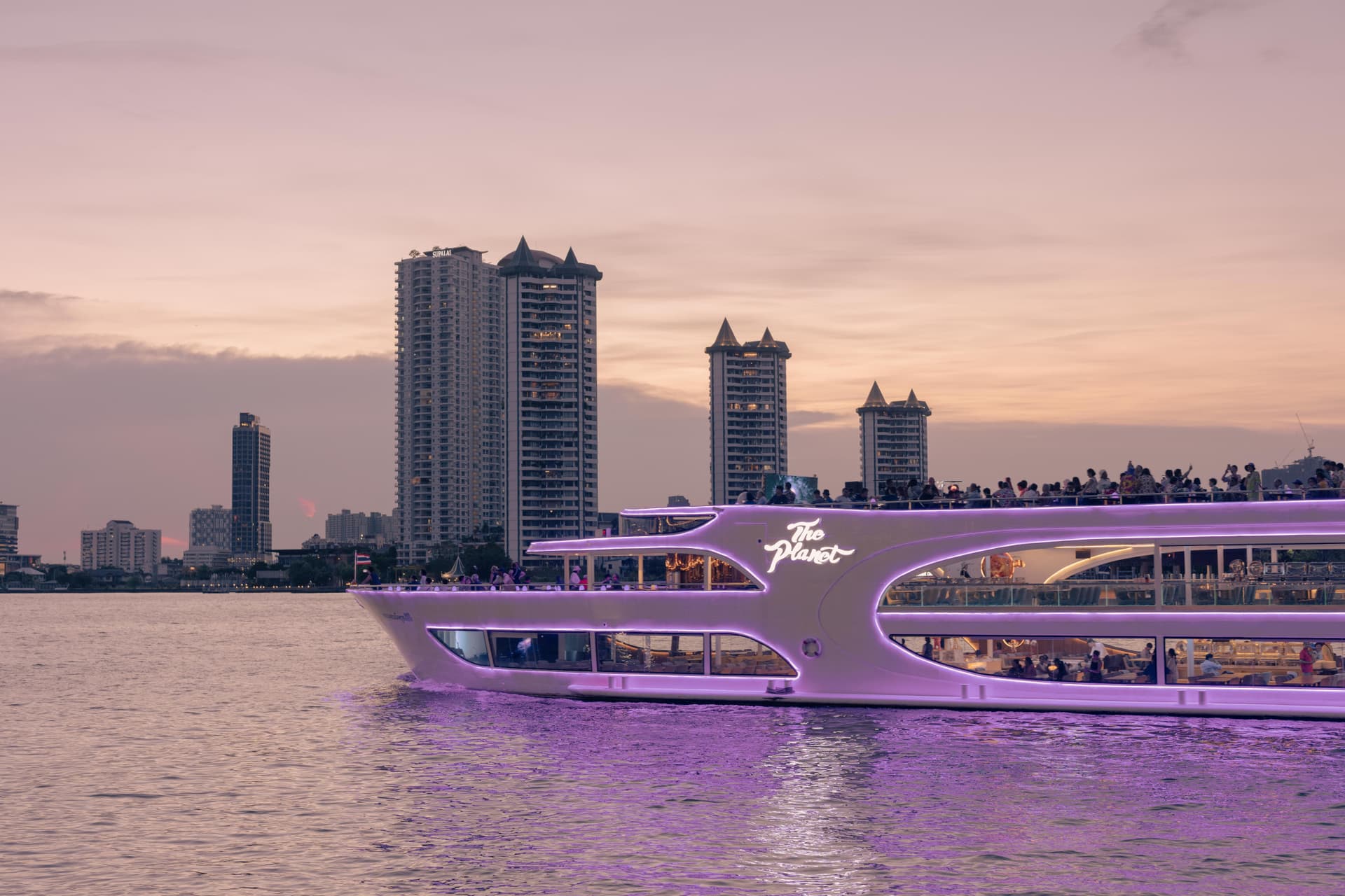 Chao Phraya River Dinner Cruise aboard The Planet Cruise - სურათი 3