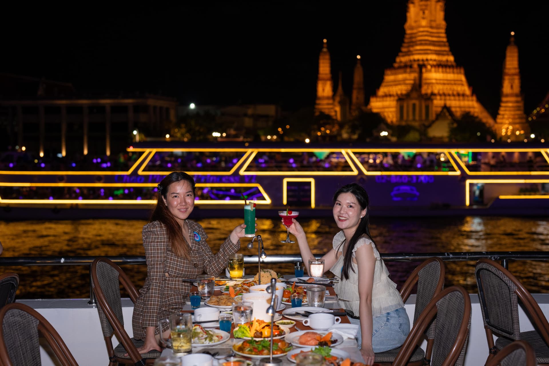 Chao Phraya River Dinner Cruise aboard The Planet Cruise - სურათი 9
