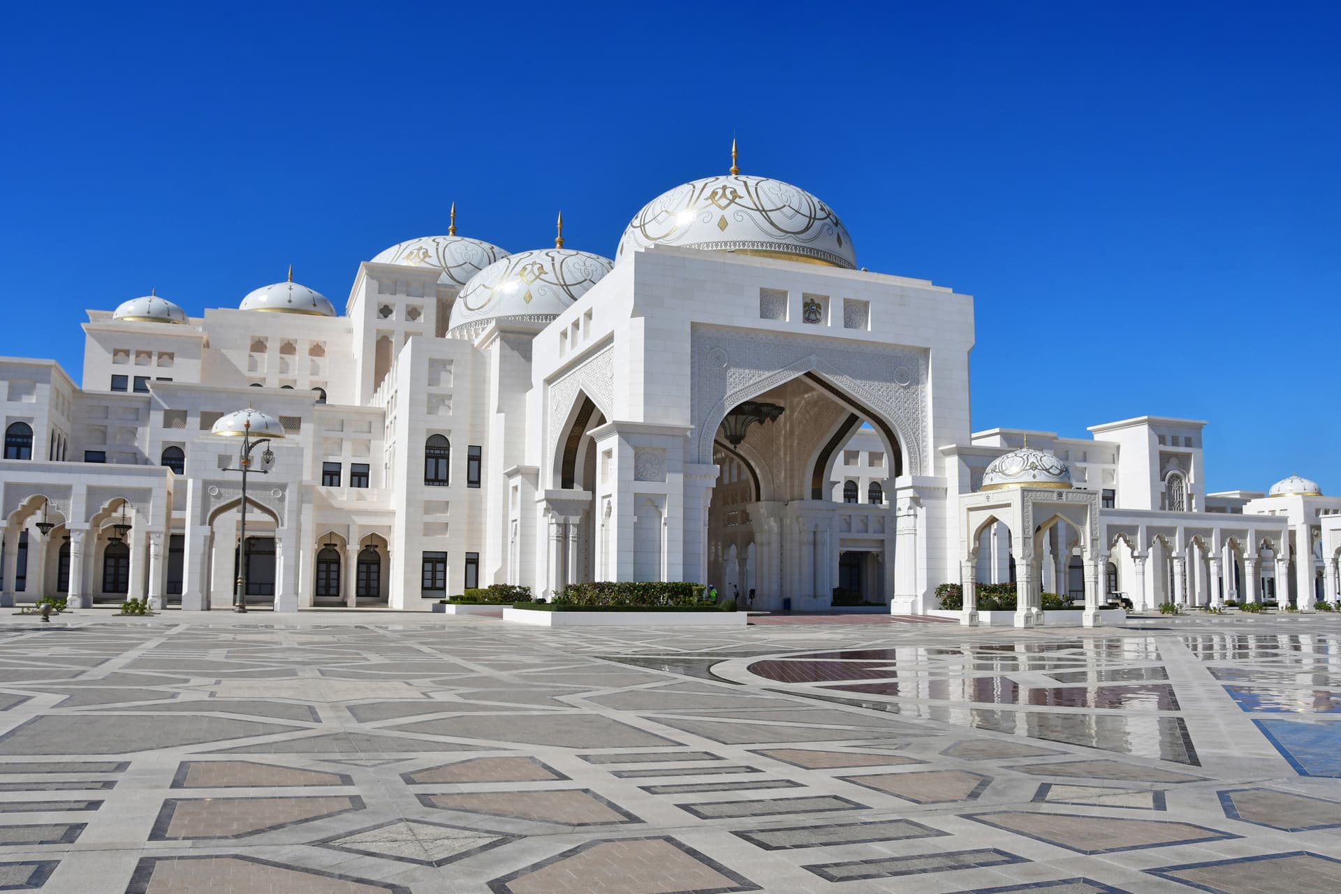 Abu Dhabi Premium City Tour from Dubai: Sheikh Zayed Mosque, Etihad Towers, Qasr Al Watan - სურათი 8