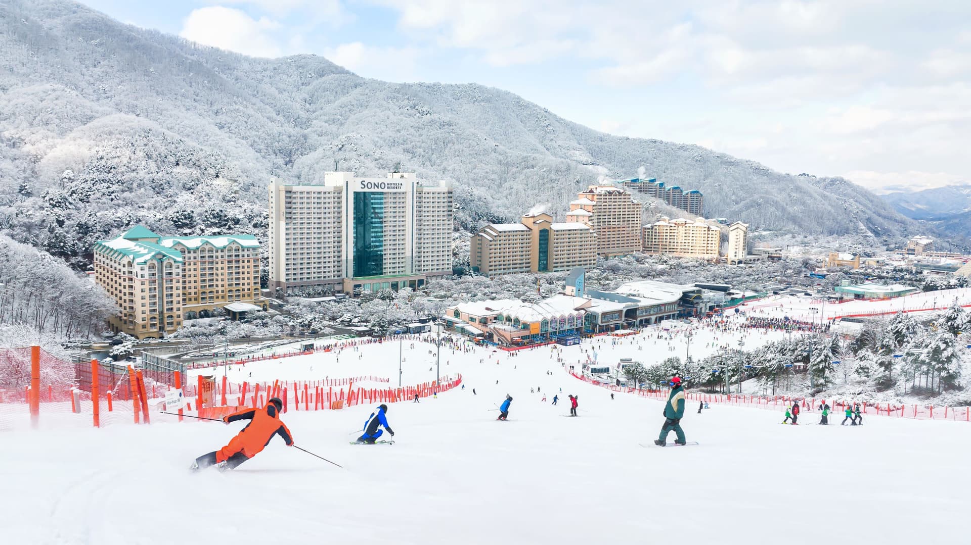 Vivaldi Park Winter Ski and Eobi Ice Valley Day Tour from Seoul - მთავარი სურათი