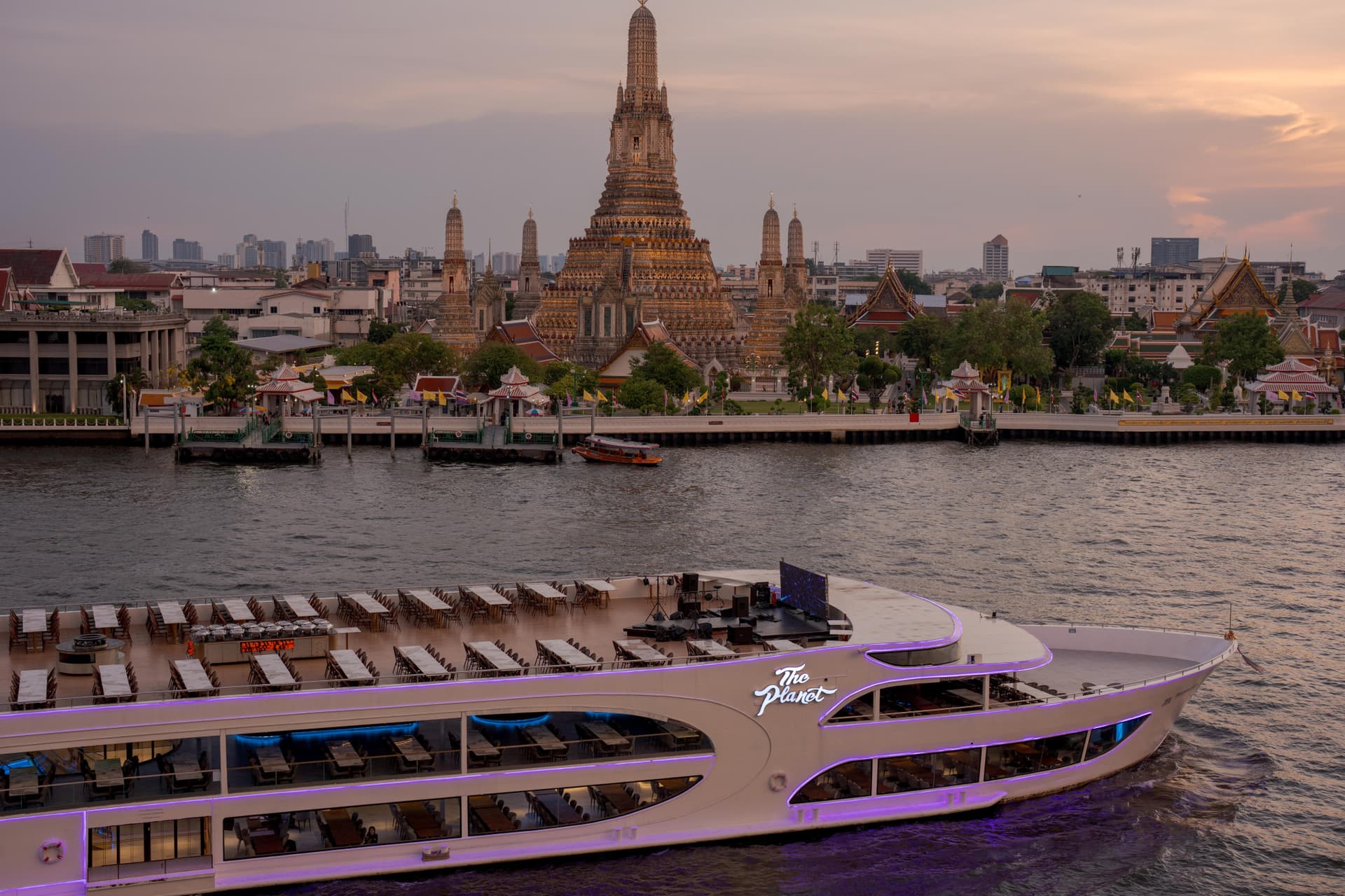 Chao Phraya River Dinner Cruise aboard The Planet Cruise - სურათი 5