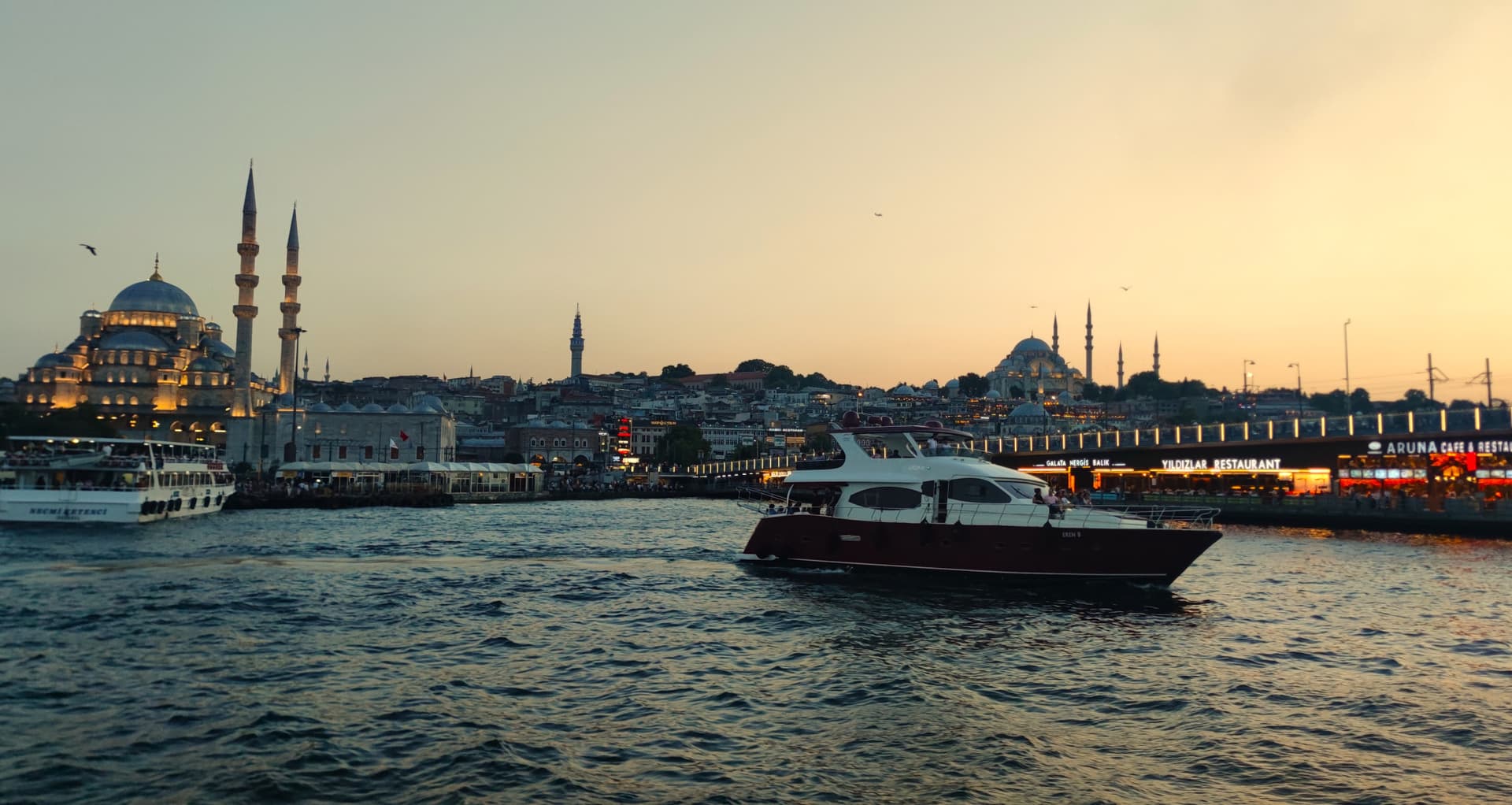 Bosphorus Sightseeing Cruise on a Luxury Yacht - მთავარი სურათი