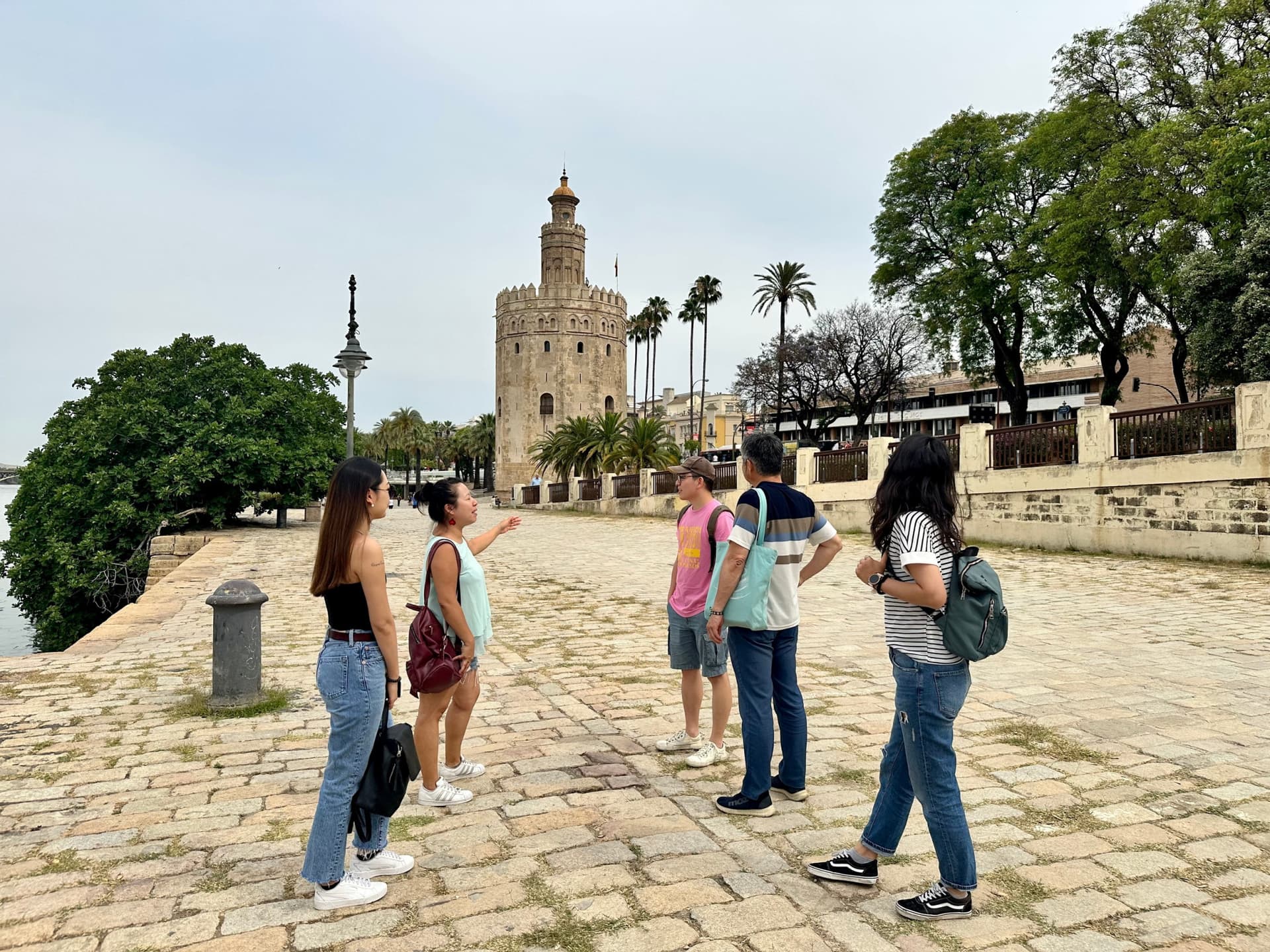 Seville Highlights Tour: Royal Alcazar of Seville, Triana Bridge, Flamenco Show - სურათი 6