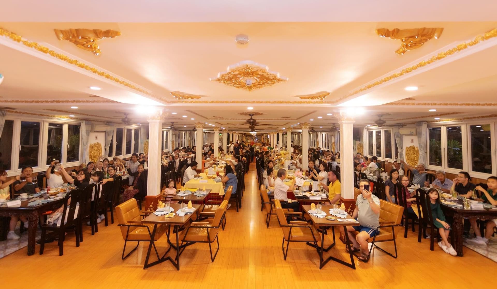 Saigon Evening Tour with Water Puppetry Show and Dinner Cruise - სურათი 7