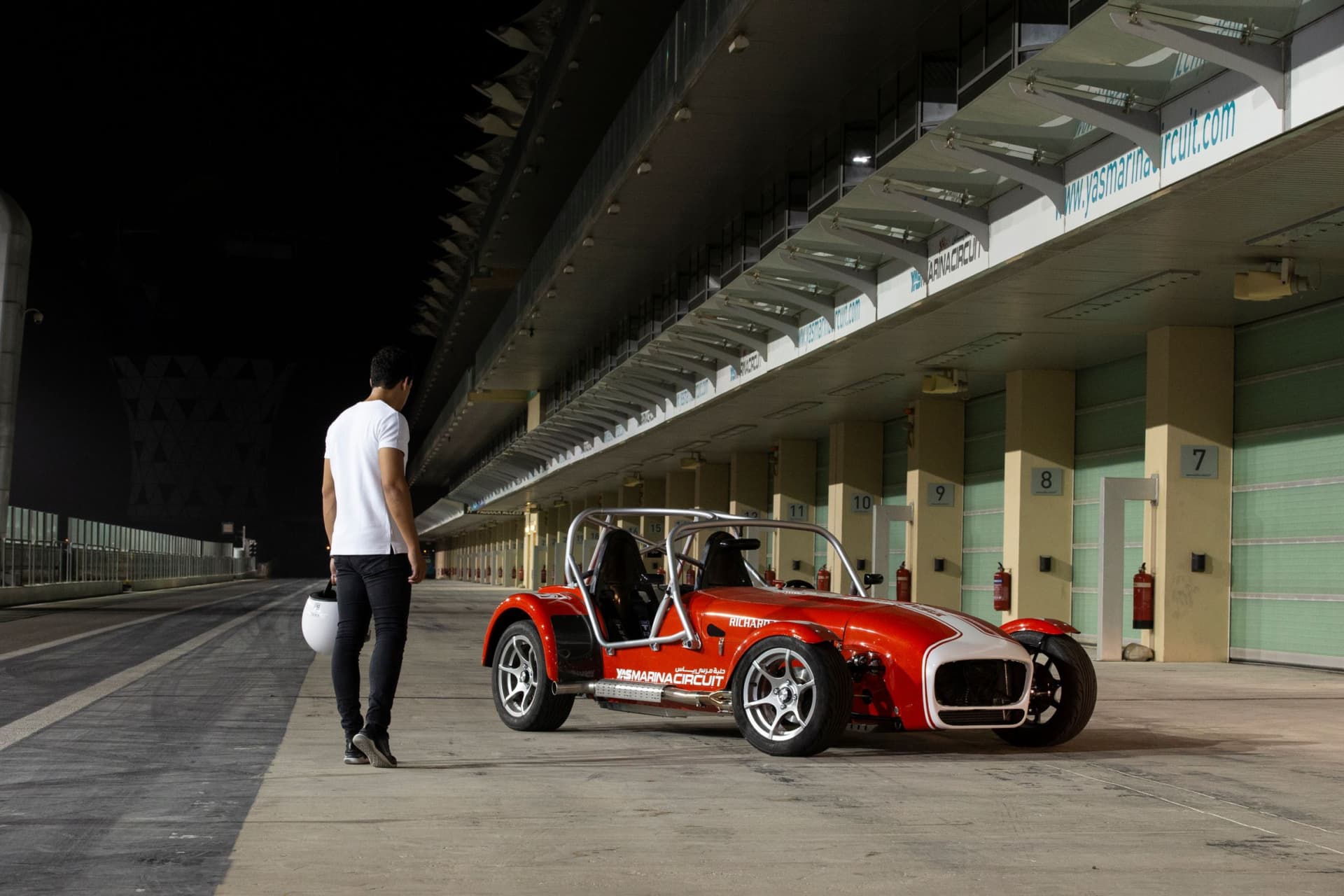 Yas Marina Circuit Caterham Seven 360 Driving Experience - სურათი 5