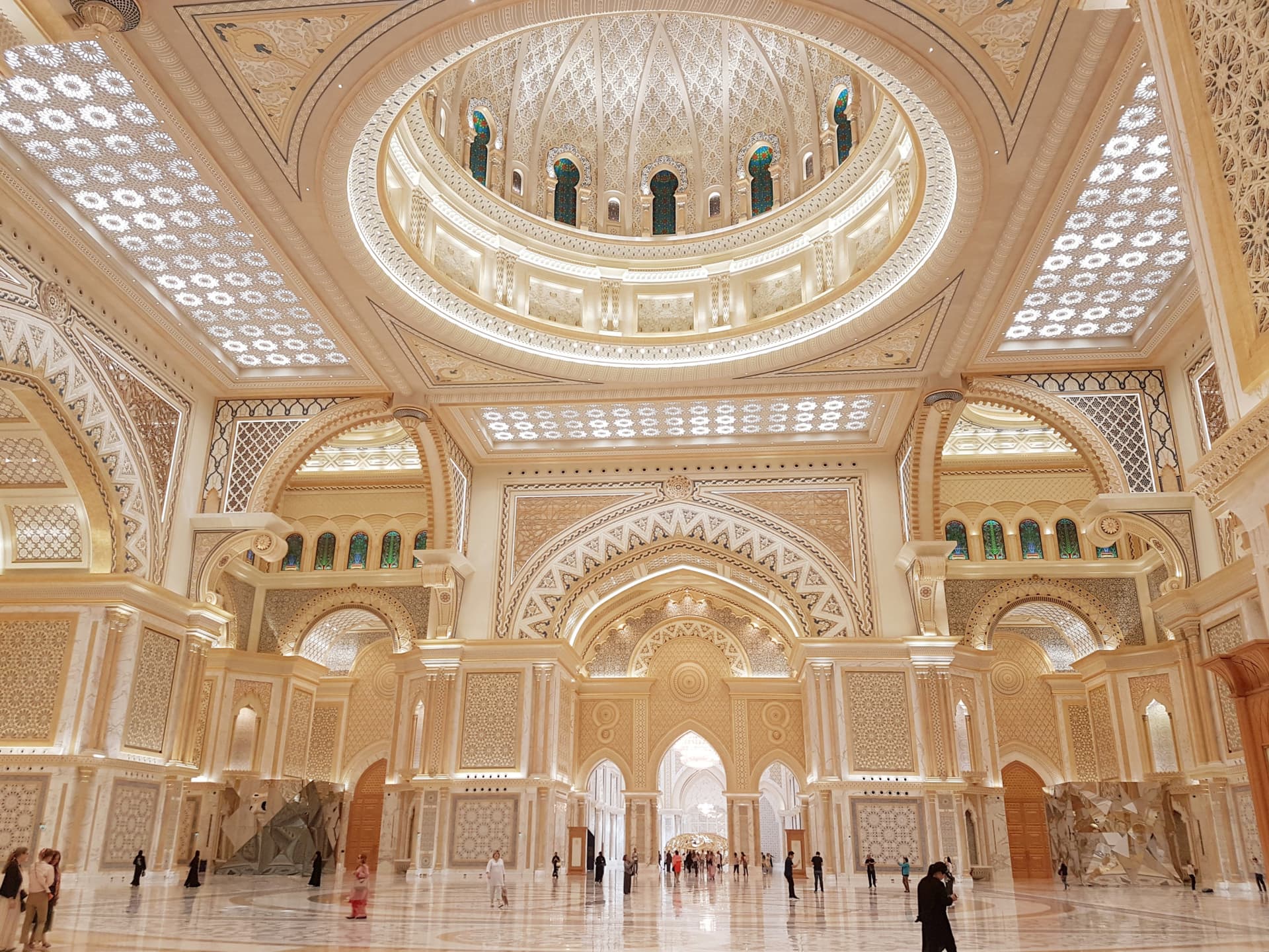 Abu Dhabi Premium City Tour from Dubai: Sheikh Zayed Mosque, Etihad Towers, Qasr Al Watan - სურათი 7
