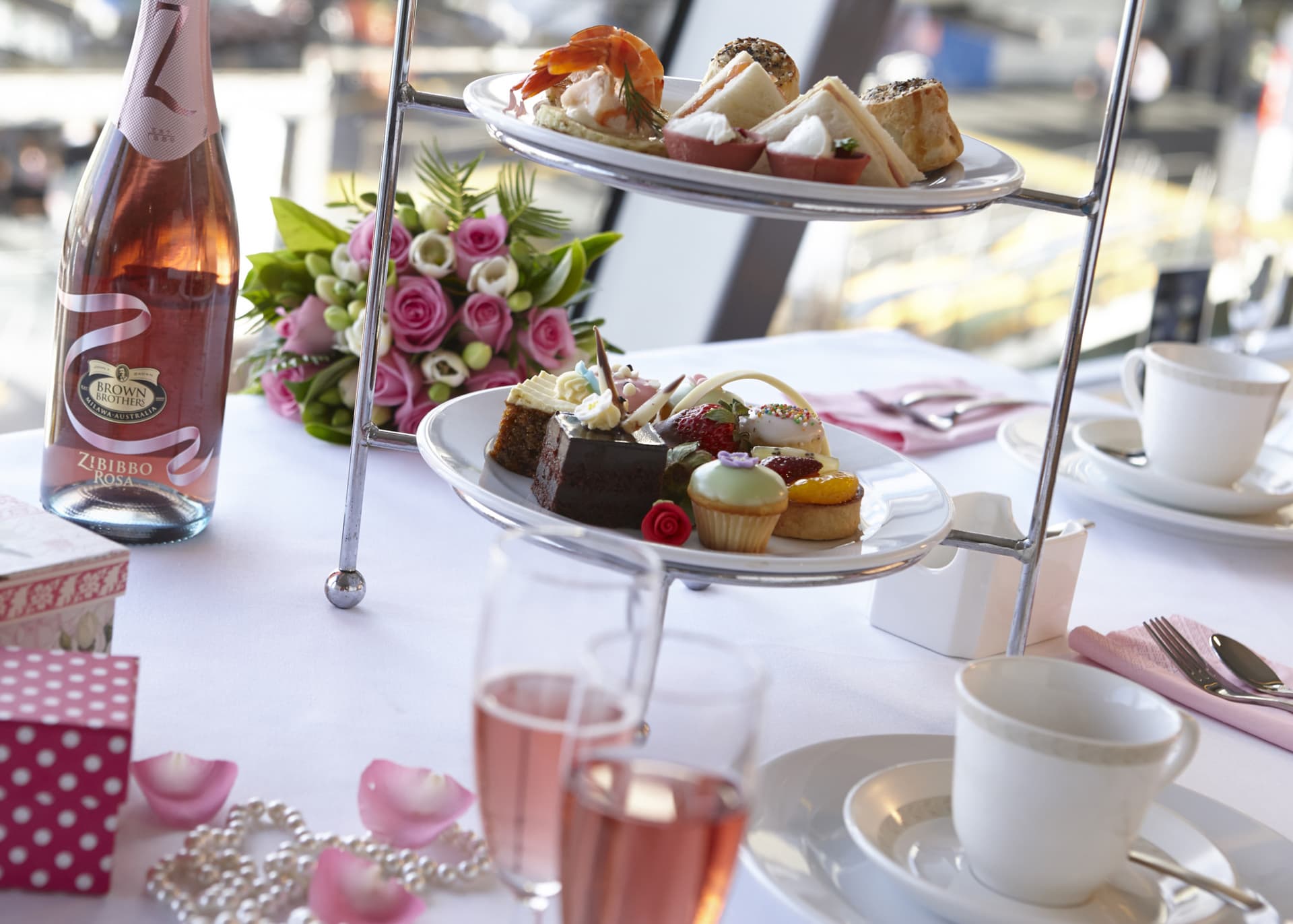 Sydney Harbour High Tea Cruise aboard Captain Cook Cruises - სურათი 5
