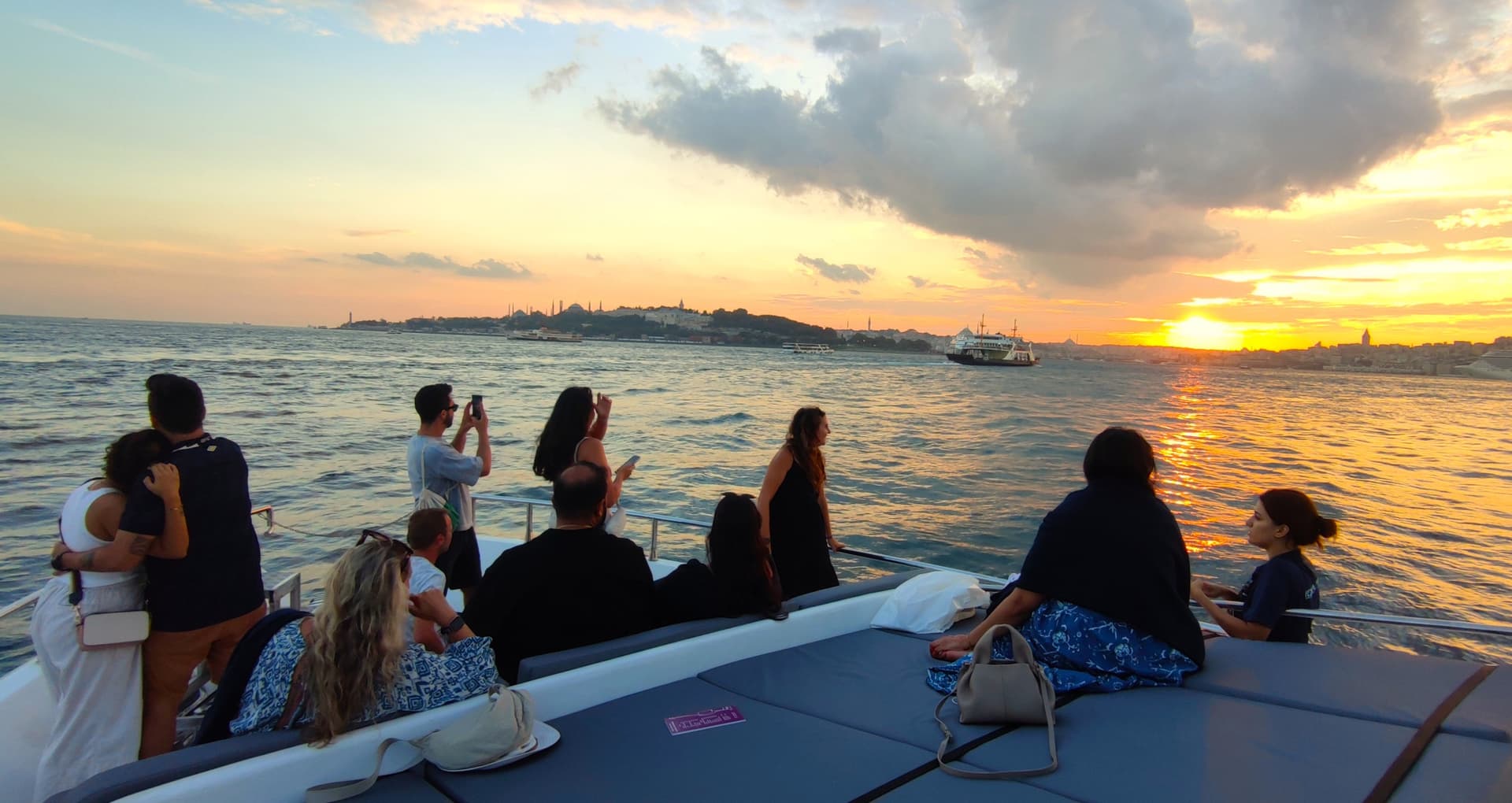 Bosphorus Sightseeing Cruise on a Luxury Yacht - სურათი 14
