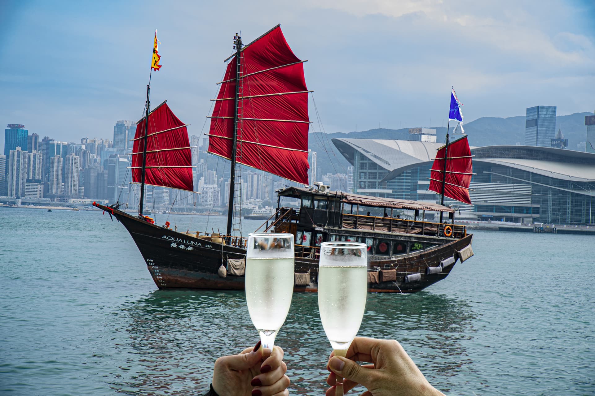 Aqualuna Victoria Harbour Cruise Ticket - სურათი 5
