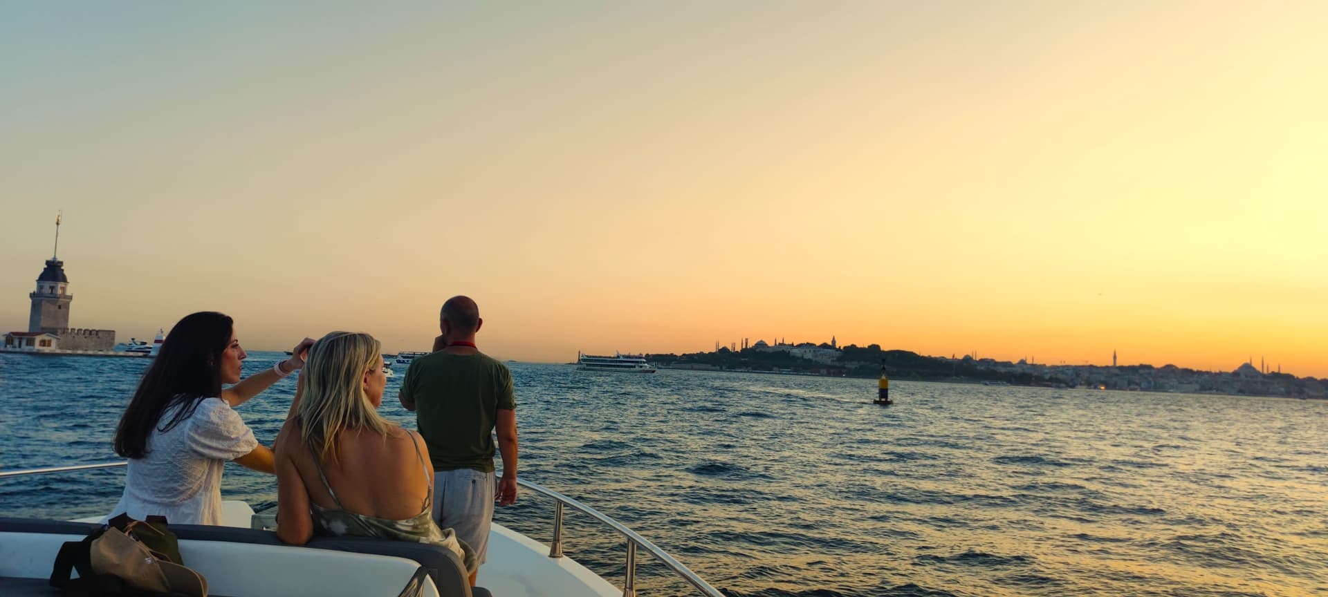 Bosphorus Sightseeing Cruise on a Luxury Yacht - სურათი 3