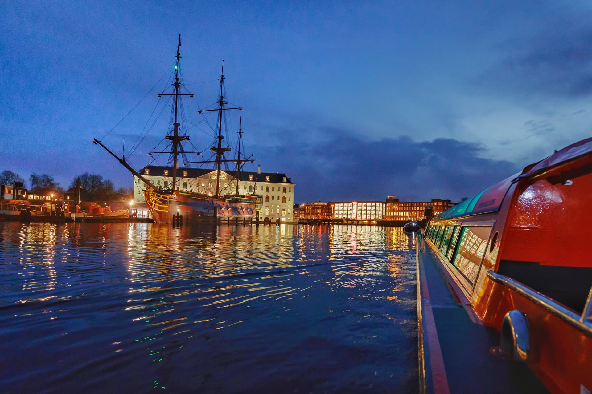 Amsterdam Canal Cruise Ticket with New York Pizza and Drinks - სურათი 5