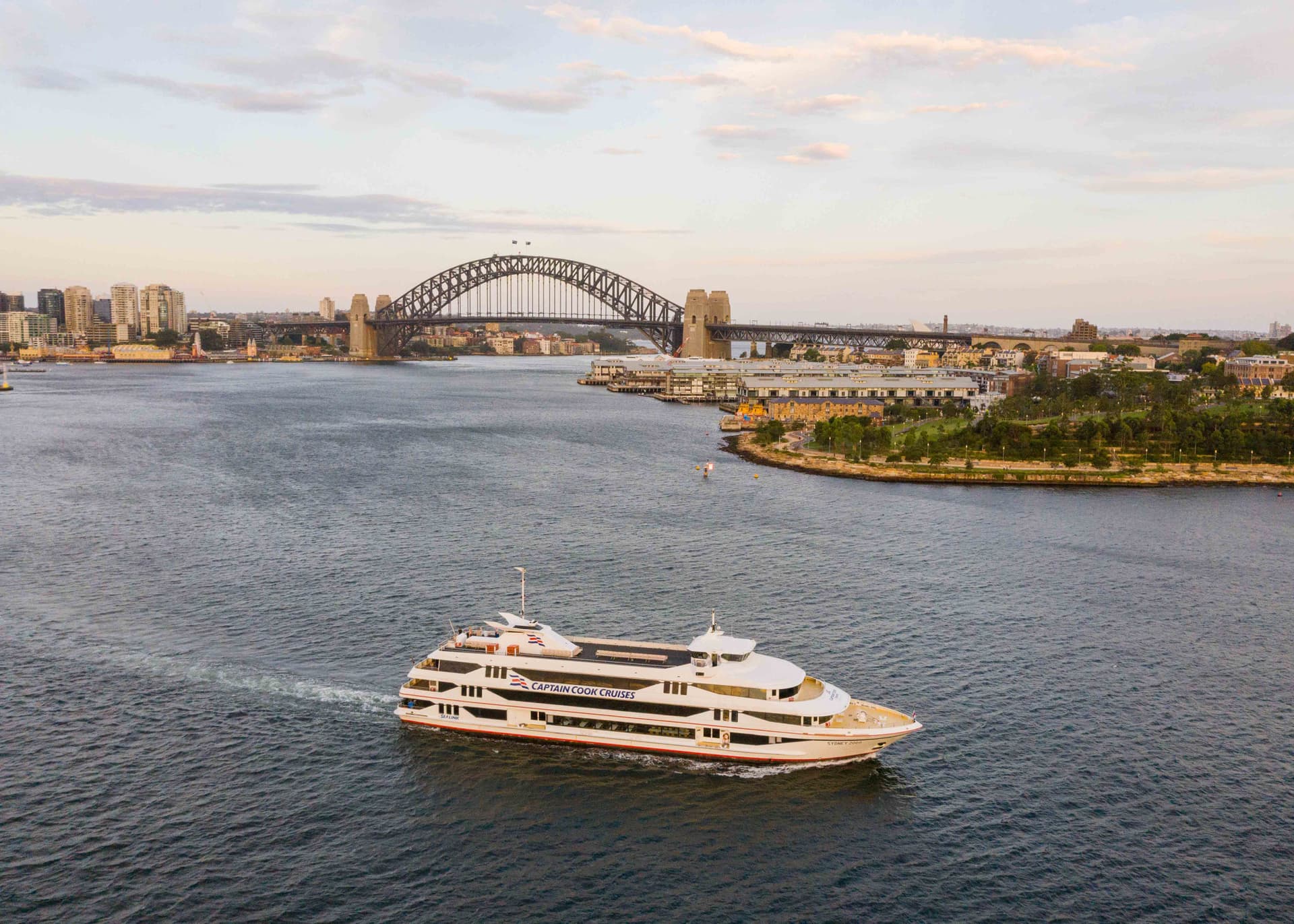 Sydney Harbour Long Lunch Cruise aboard Captain Cook Cruises - სურათი 2
