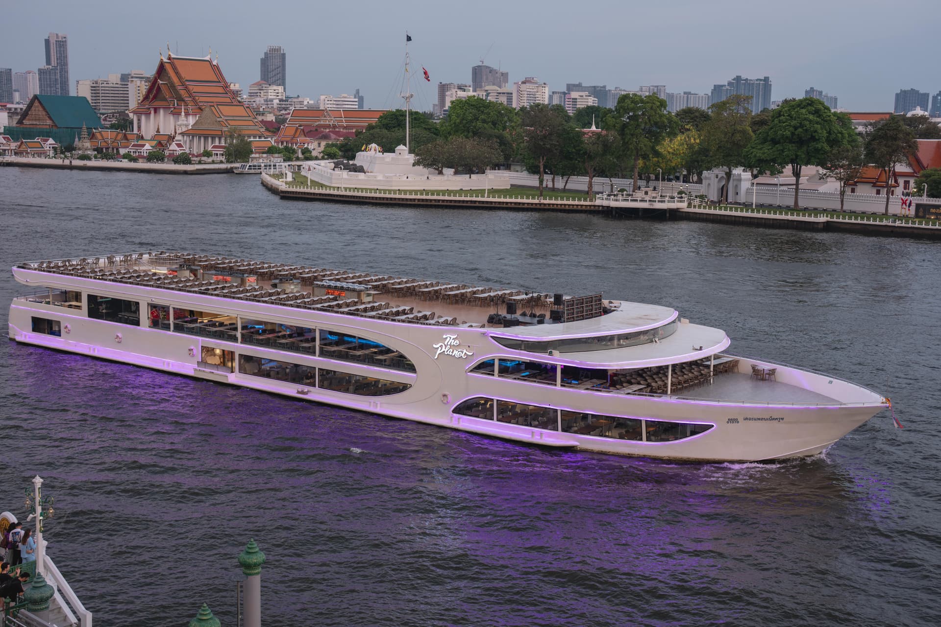 Chao Phraya River Dinner Cruise aboard The Planet Cruise - სურათი 6