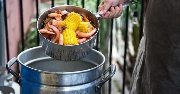 Shrimp Boil Cabaret and Culinary Experience - მთავარი სურათი